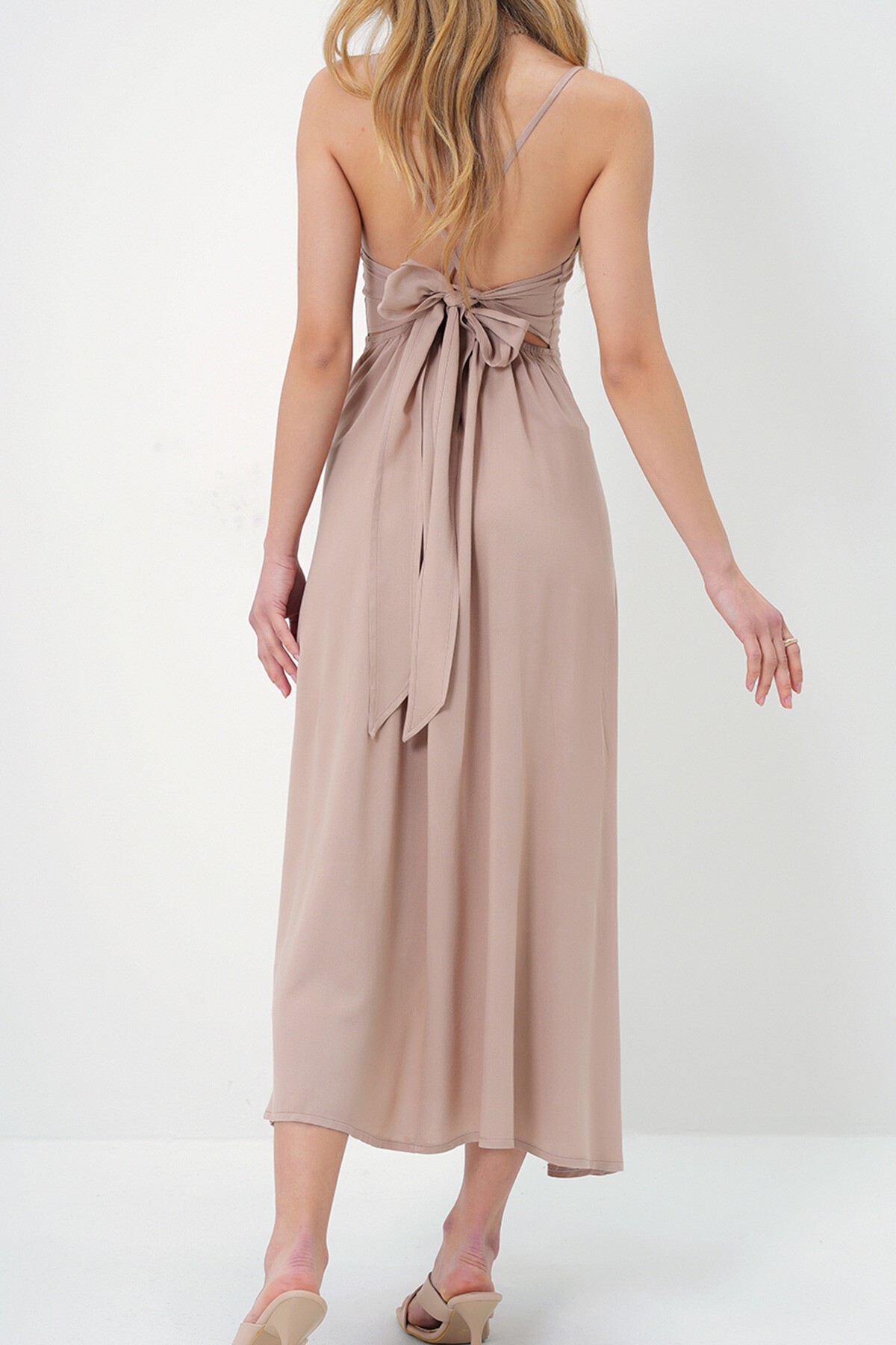 Bej İp Askılı Sırtı Bağlama Detaylı Maxi Boy Yazlık Elbise