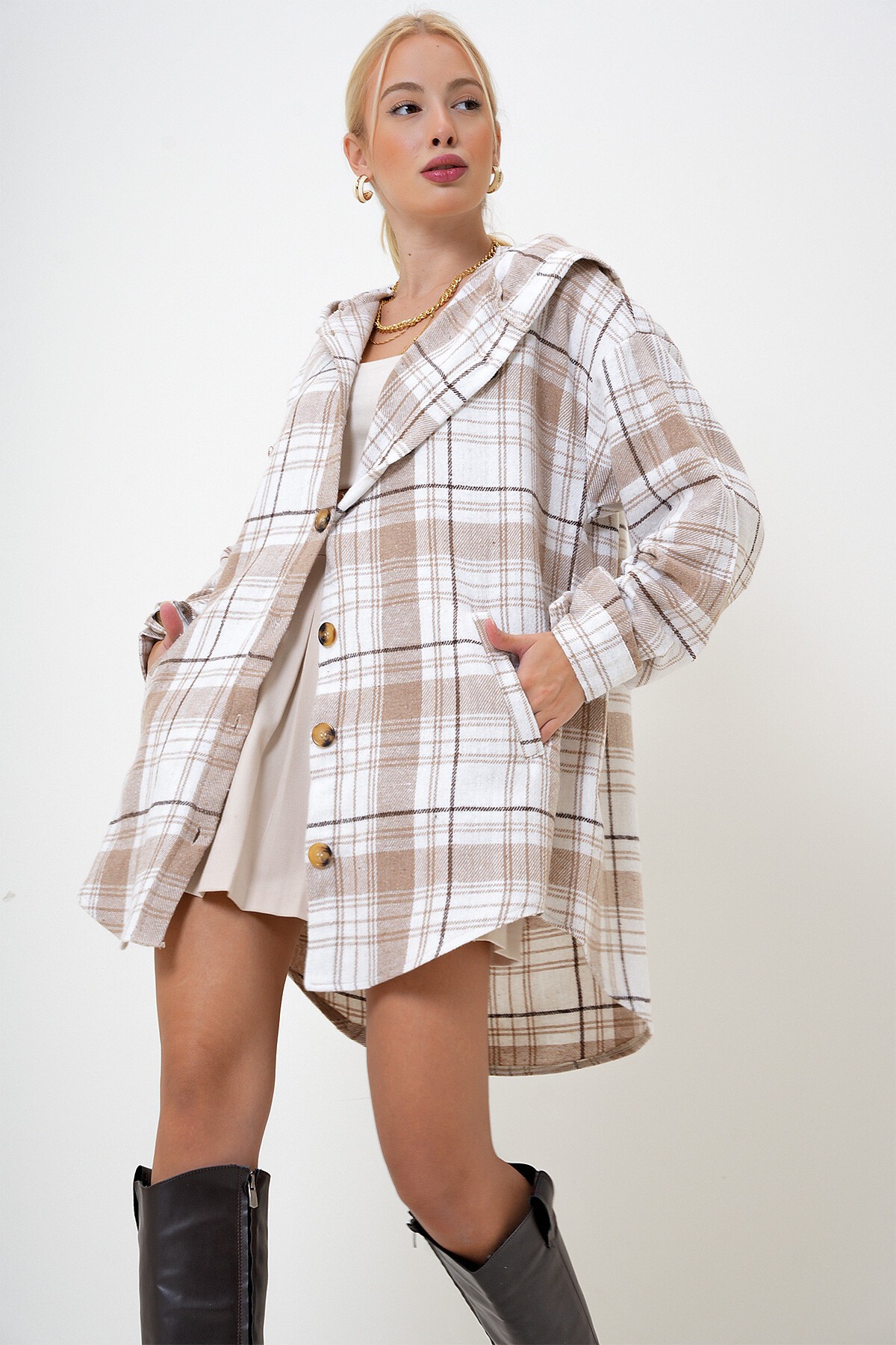 Bej Kapüşonlu Çift Cepli Oversize Ekoseli Uzun Gömlek