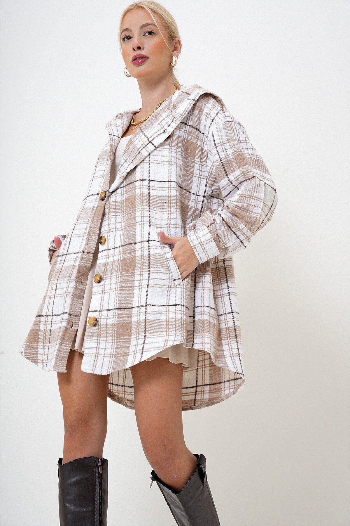 Bej Kapüşonlu Çift Cepli Oversize Ekoseli Uzun Gömlek