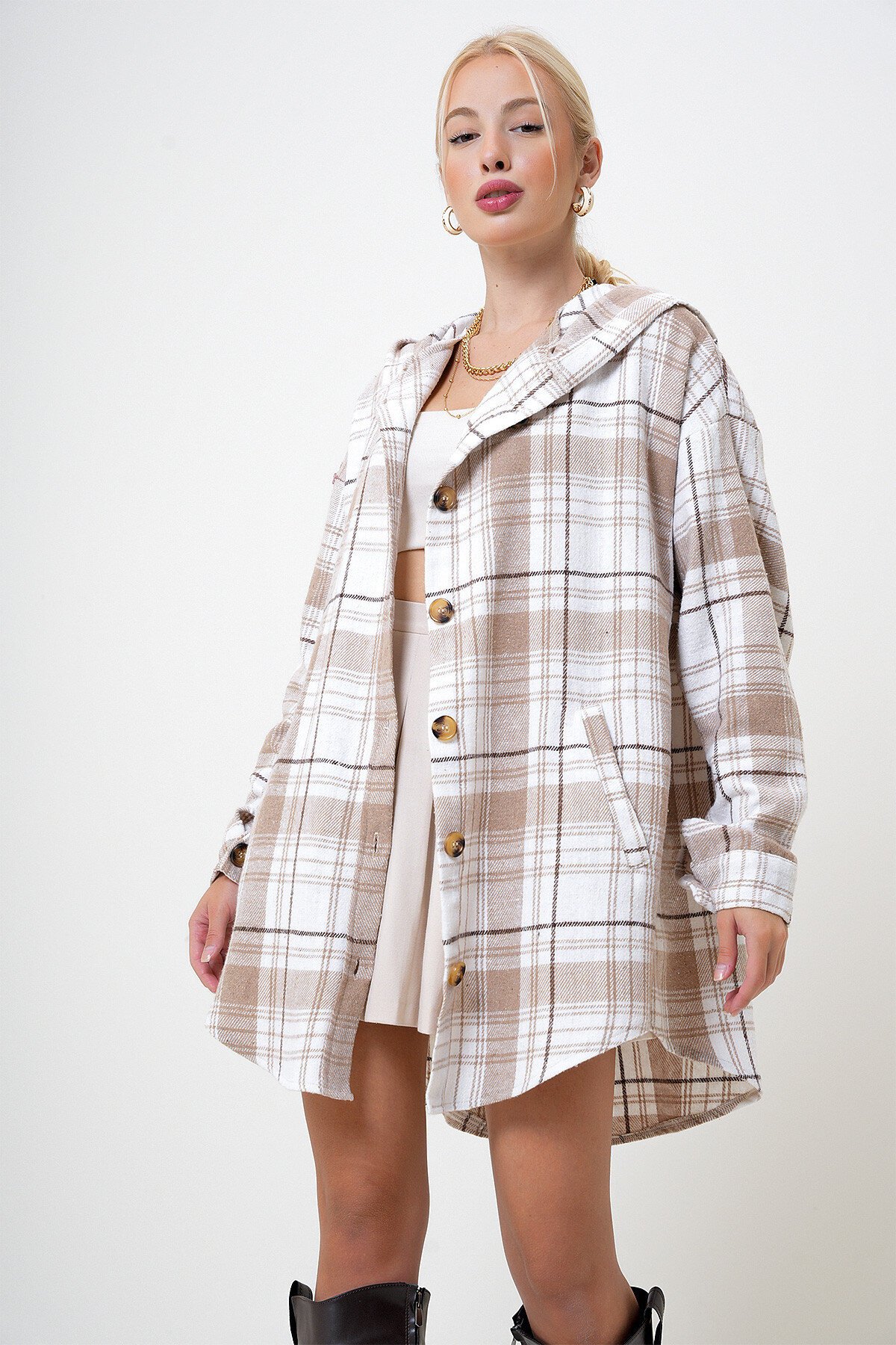 Bej Kapüşonlu Çift Cepli Oversize Ekoseli Uzun Gömlek