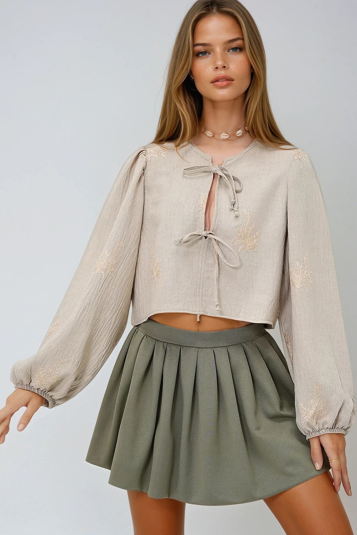 Bej Nakış İşlemeli Balon Kol Bağcıklı Crop Dokuma Bluz