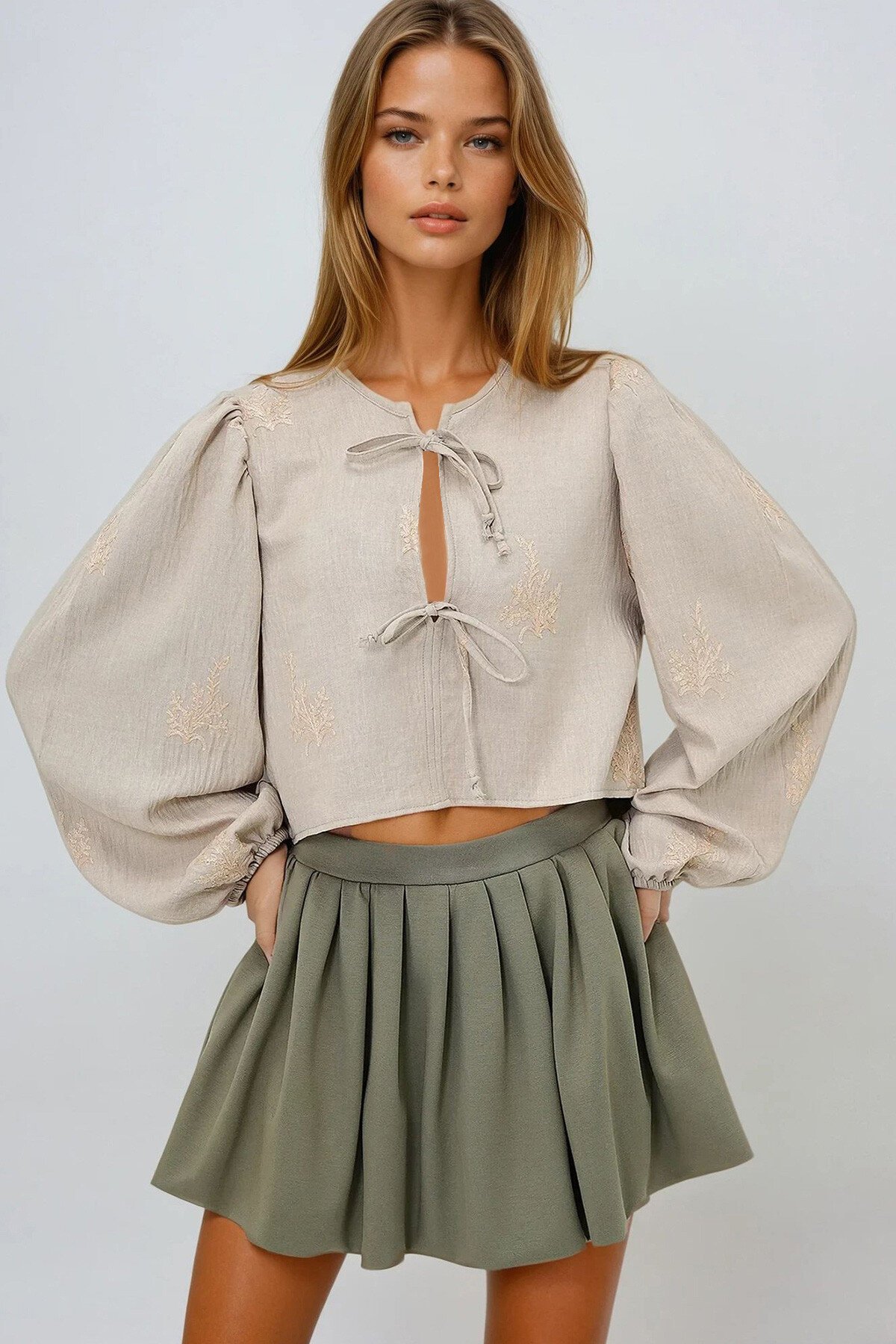 Bej Nakış İşlemeli Balon Kol Bağcıklı Crop Dokuma Bluz