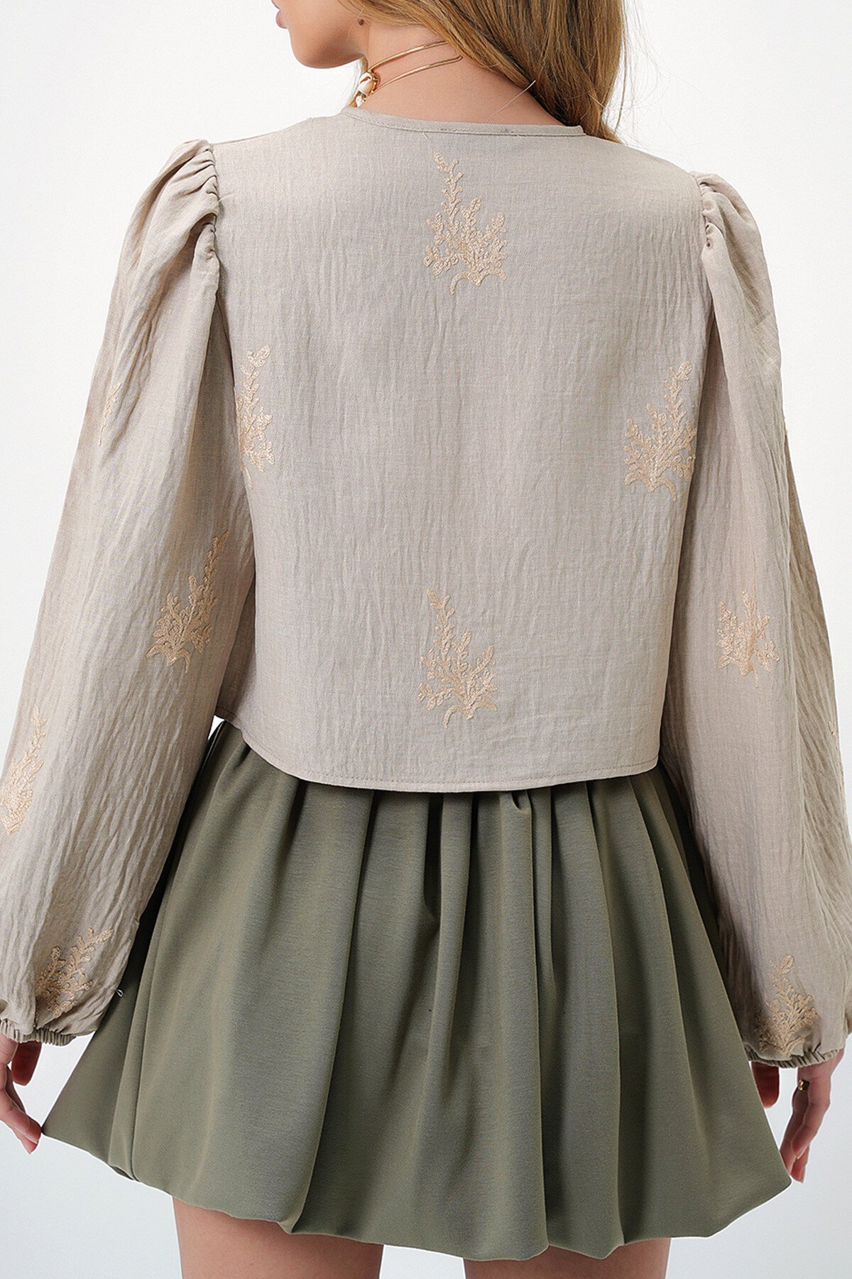 Bej Nakış İşlemeli Balon Kol Bağcıklı Crop Dokuma Bluz