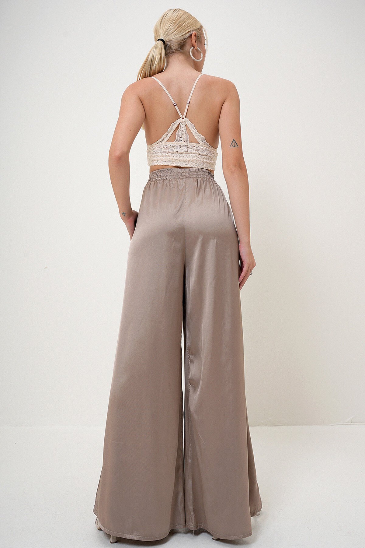 Bej Yüksek Bel Beli Lastikli Çift Cepli Saten Palazzo Pantolon