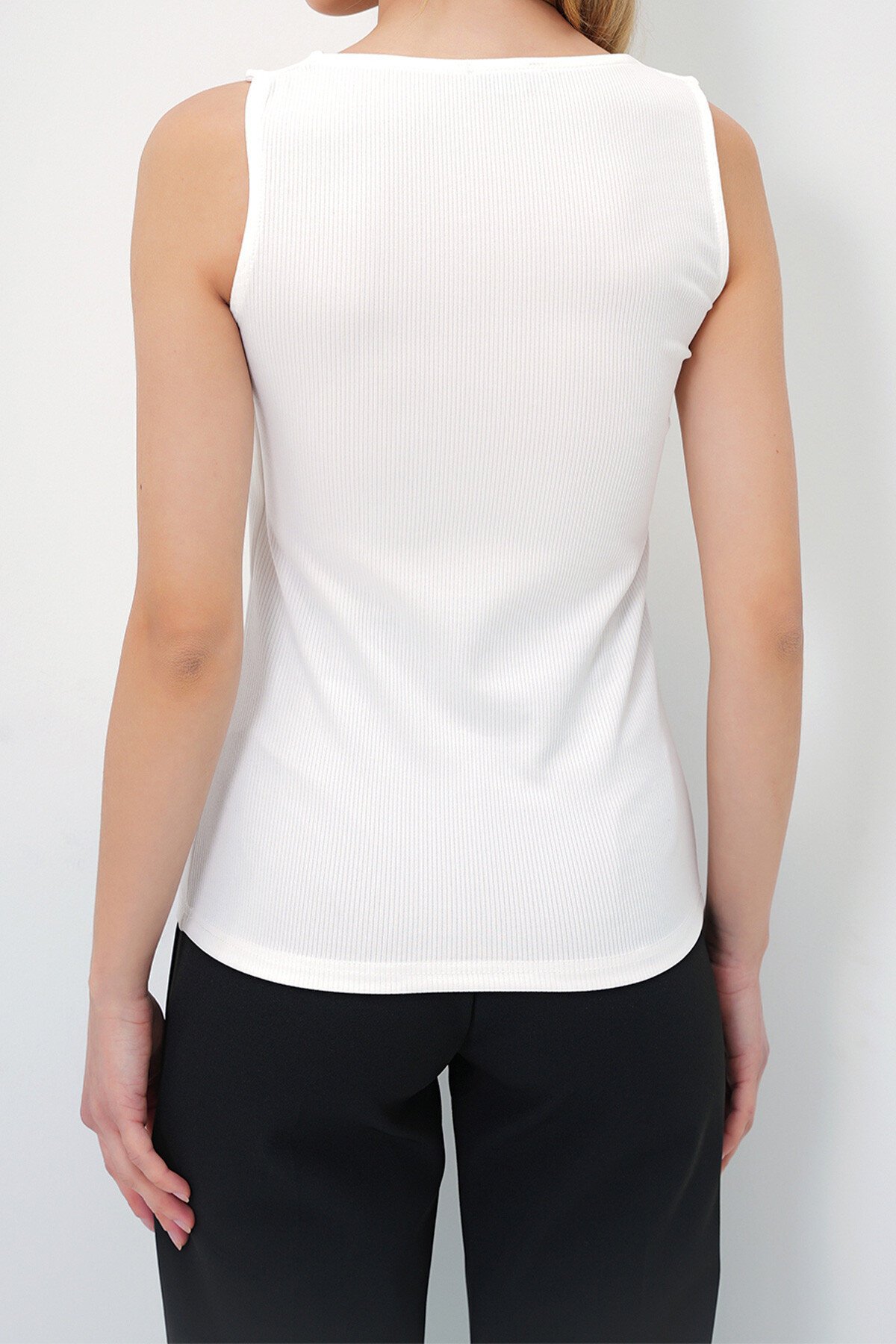 Beyaz Akseuar Detaylı Tulumlu Kolsuz Bluz