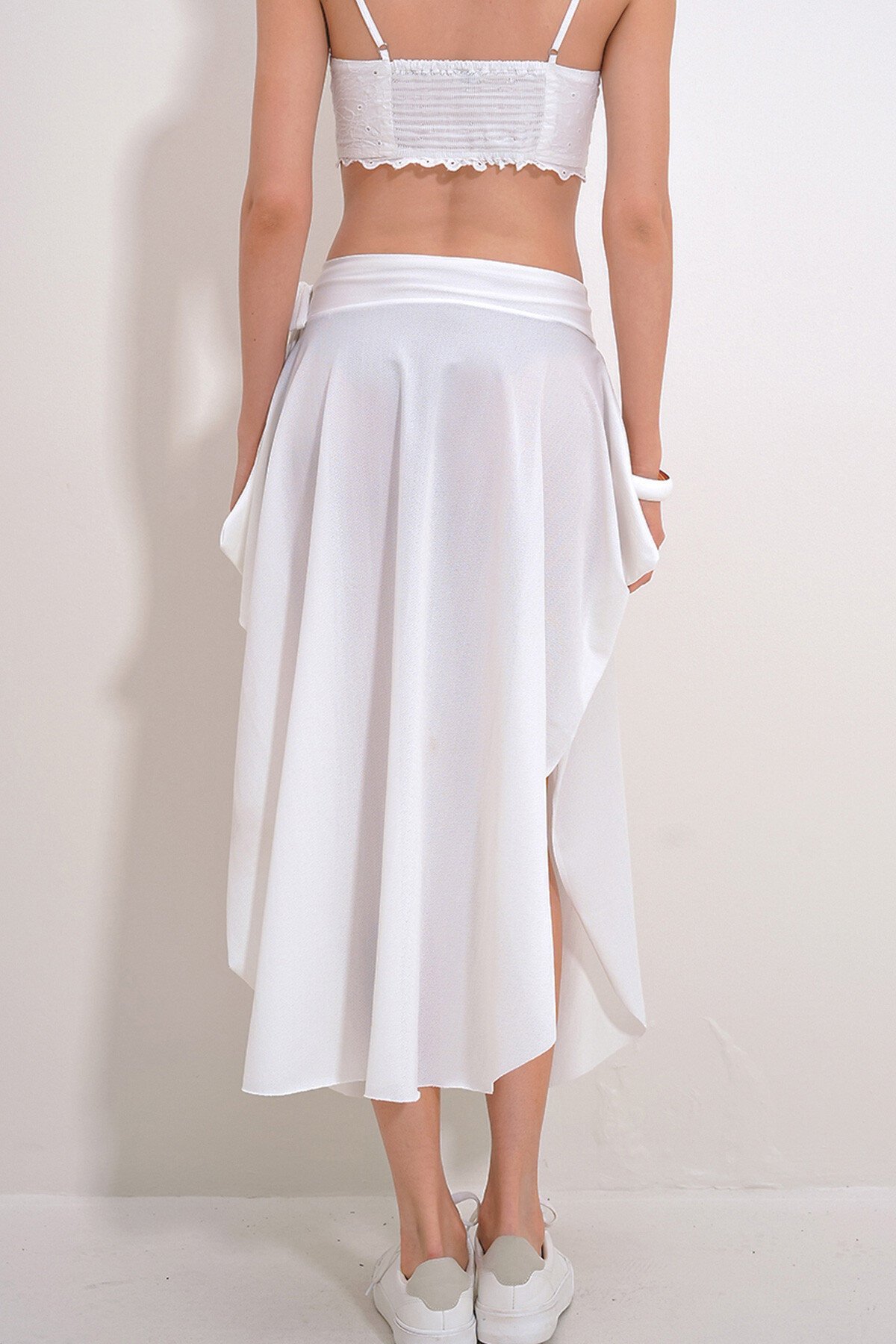Beyaz Asimetrik Kesim Beli Bağlamalı Etek