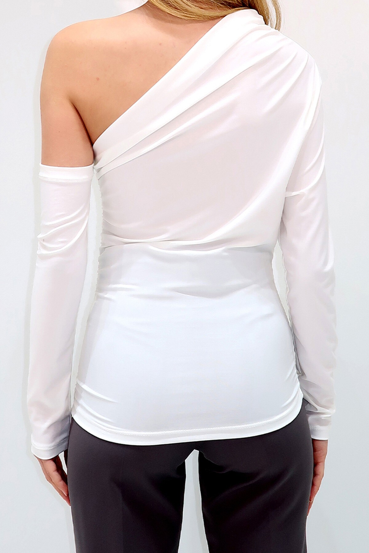 Beyaz Asimetrik Yaka Drapeli Sandy Bluz