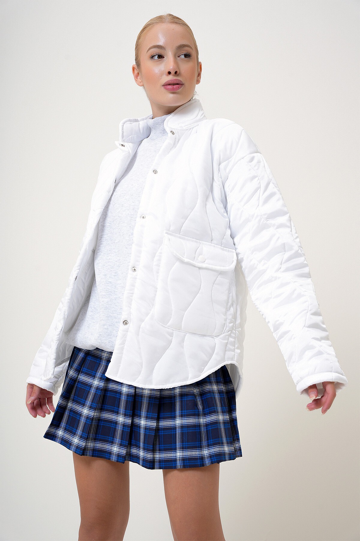 Beyaz Bebe Yaka Astarlı Çift Cepli Kapitone Mont