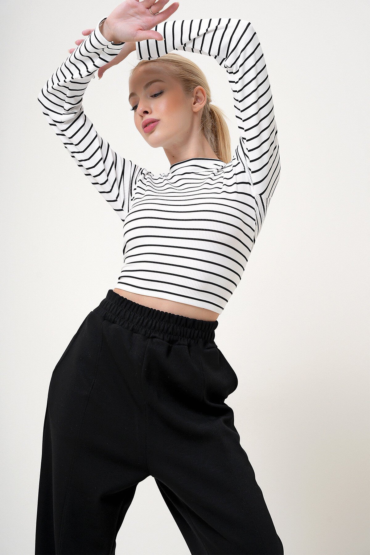 Beyaz Bisikklet Yaka Çizgili Fitilli Bluz