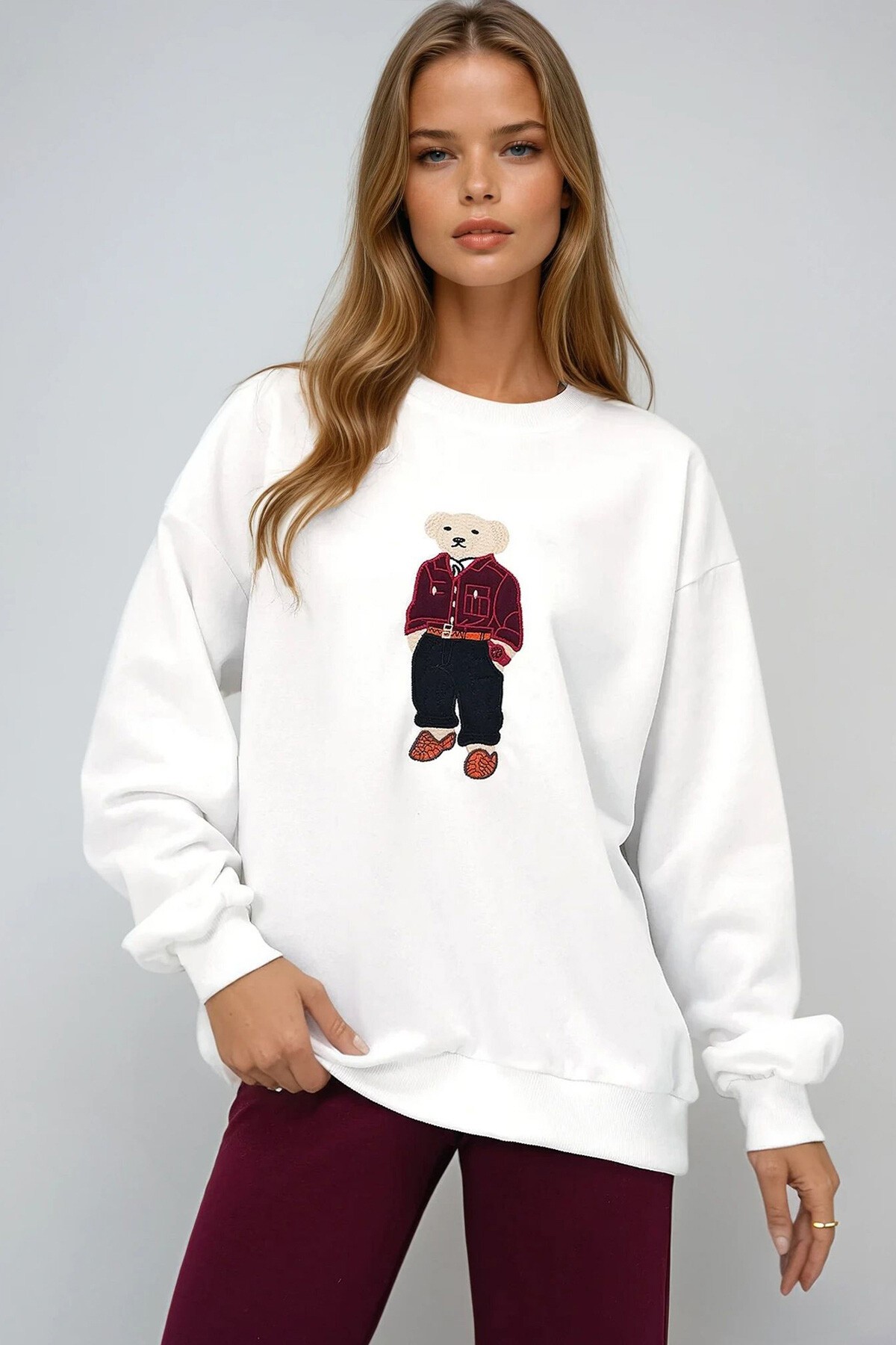 Beyaz Bisiklet Yaka Ayıcık Motifli Şardonlu Kumaş Kışlık Sweatshırt