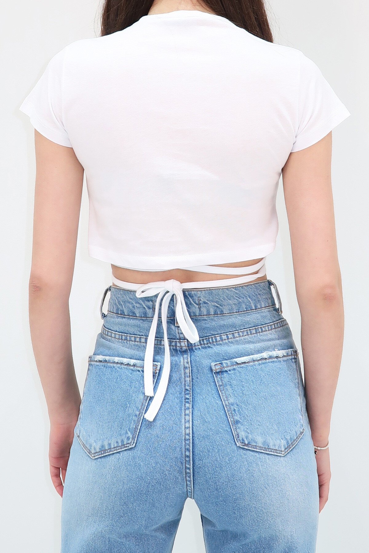 Beyaz Bisiklet Yaka Bağcıklı Crop Fit T Shirt