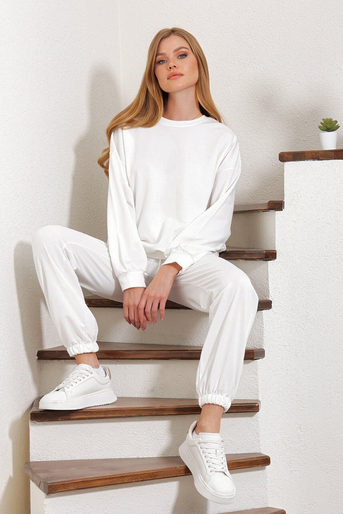 Beyaz Bisiklet Yaka Beli Ve Paçası Lastikli İki İplik Basic Eşofman Takımı