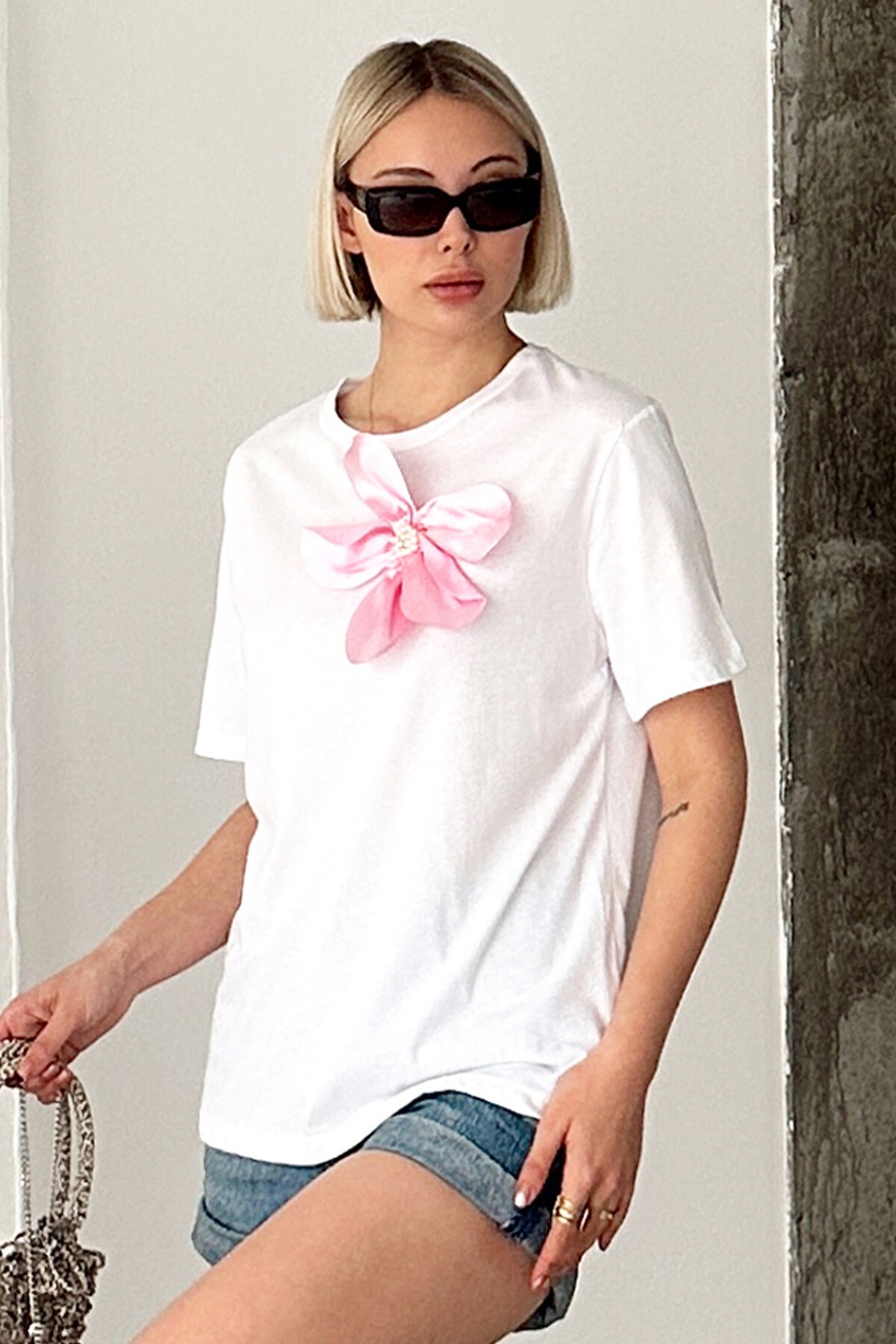 Beyaz Bisiklet Yaka Çıkabilen Çiçekli Pamuk T Shirt