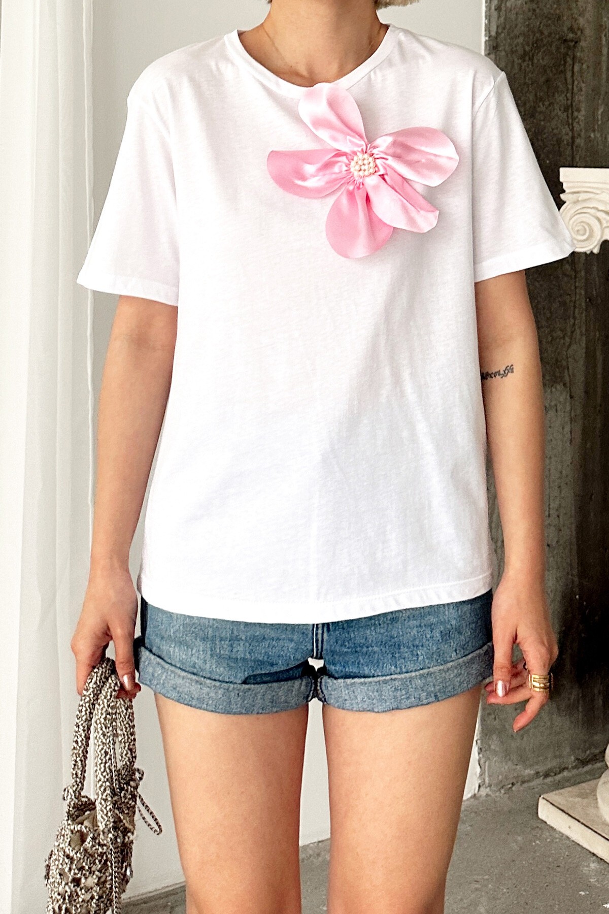 Beyaz Bisiklet Yaka Çıkabilen Çiçekli Pamuk T Shirt