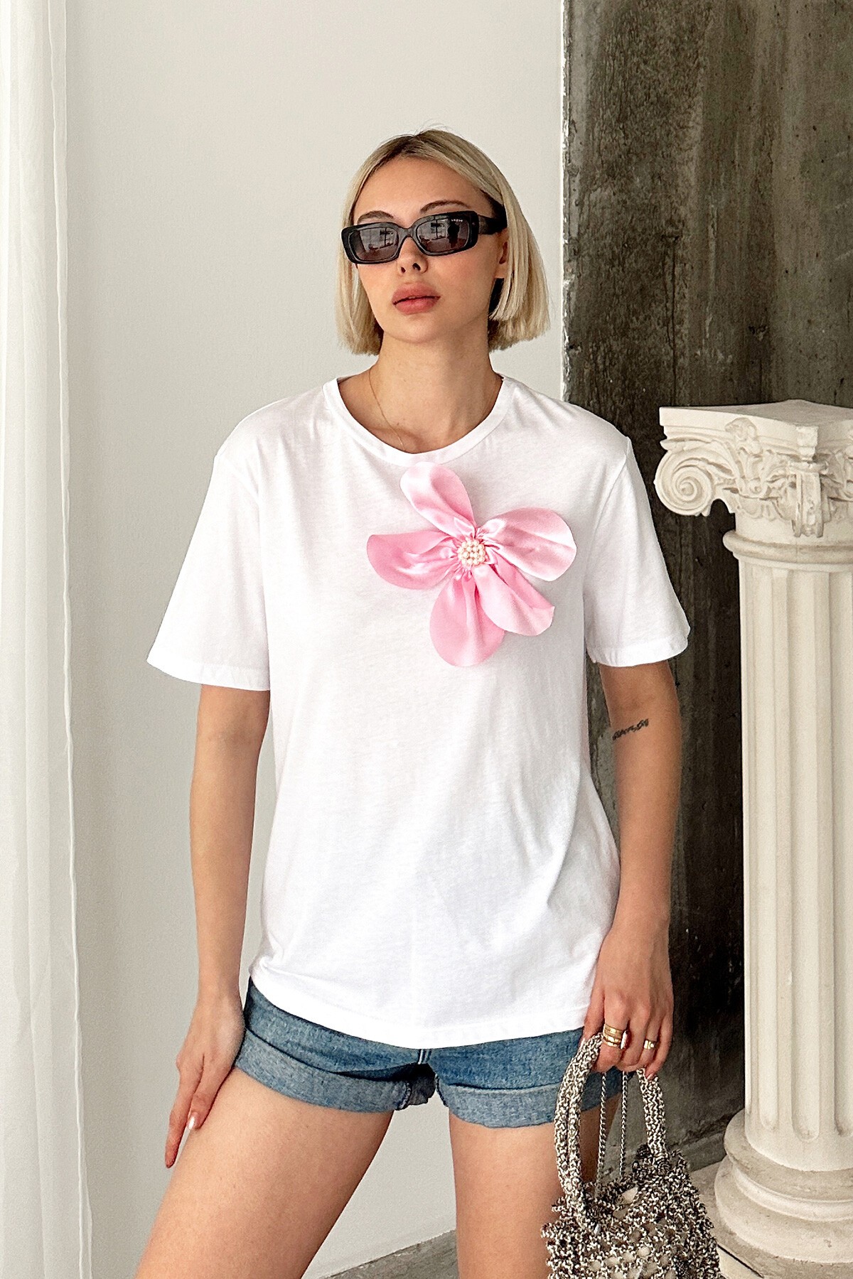 Beyaz Bisiklet Yaka Çıkabilen Çiçekli Pamuk T Shirt