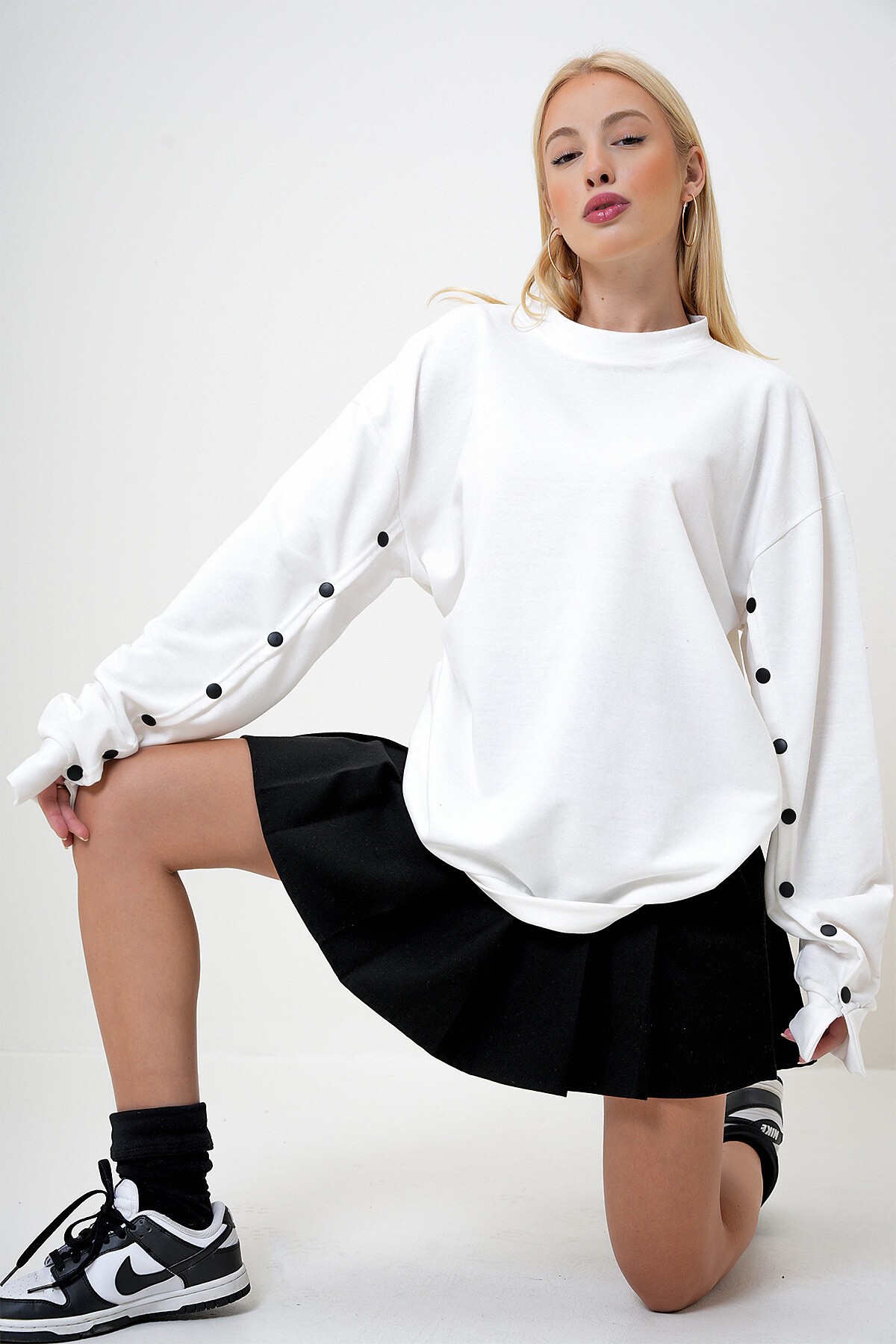 Beyaz Bisiklet Yaka Kolları Çıt Çıt Detaylı Sweatshirt