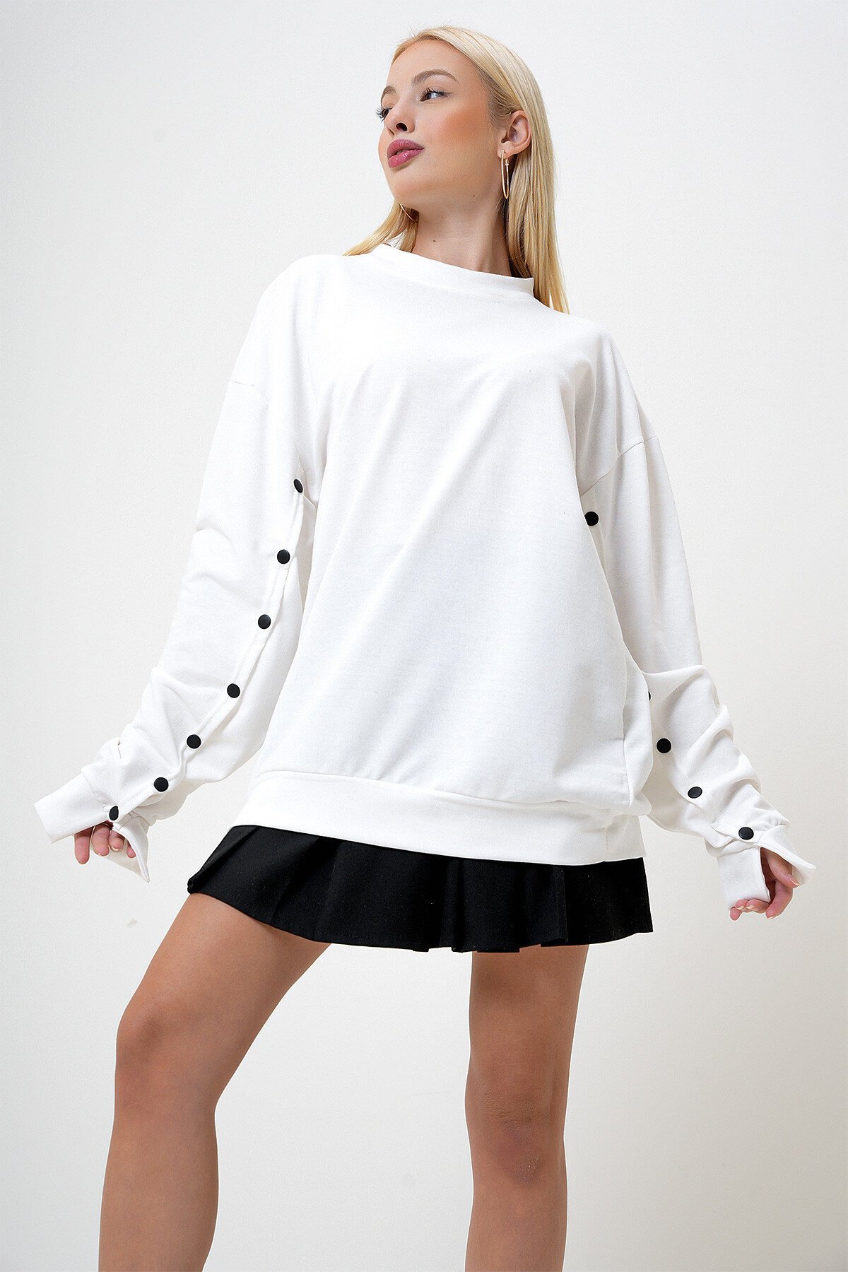 Beyaz Bisiklet Yaka Kolları Çıt Çıt Detaylı Sweatshirt