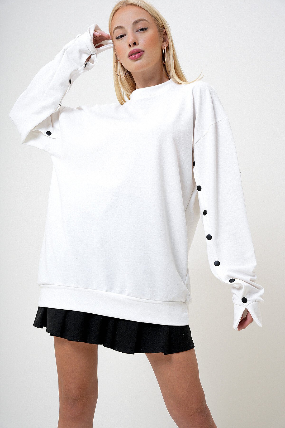 Beyaz Bisiklet Yaka Kolları Çıt Çıt Detaylı Sweatshirt