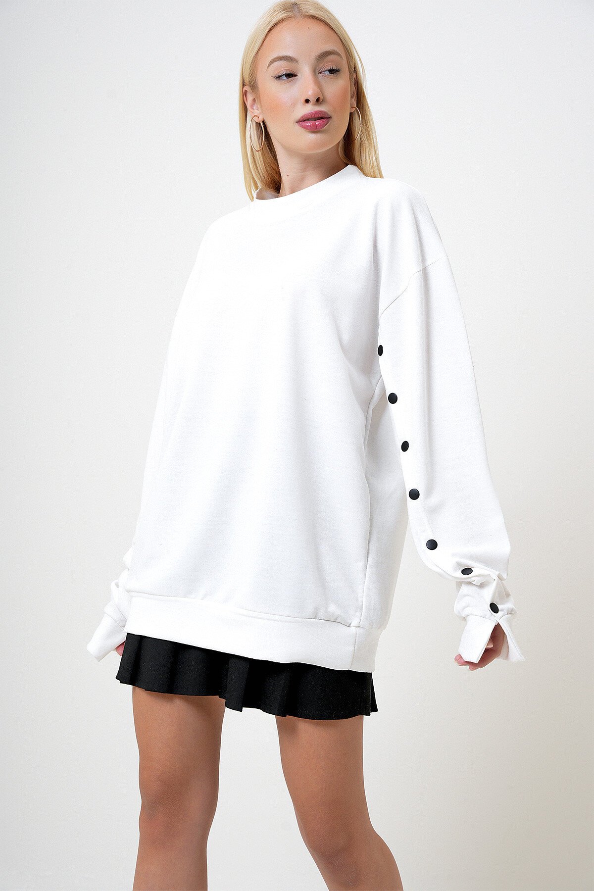 Beyaz Bisiklet Yaka Kolları Çıt Çıt Detaylı Sweatshirt