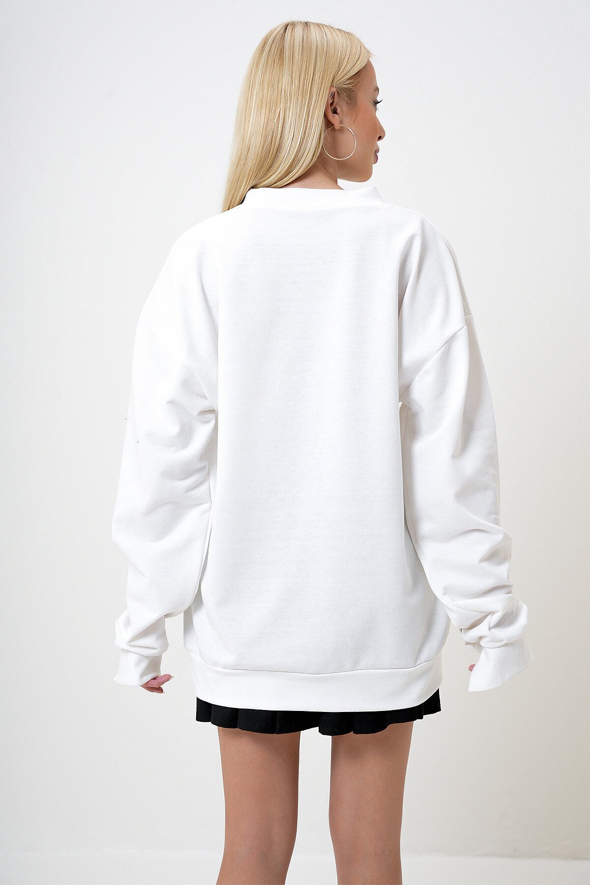 Beyaz Bisiklet Yaka Kolları Çıt Çıt Detaylı Sweatshirt