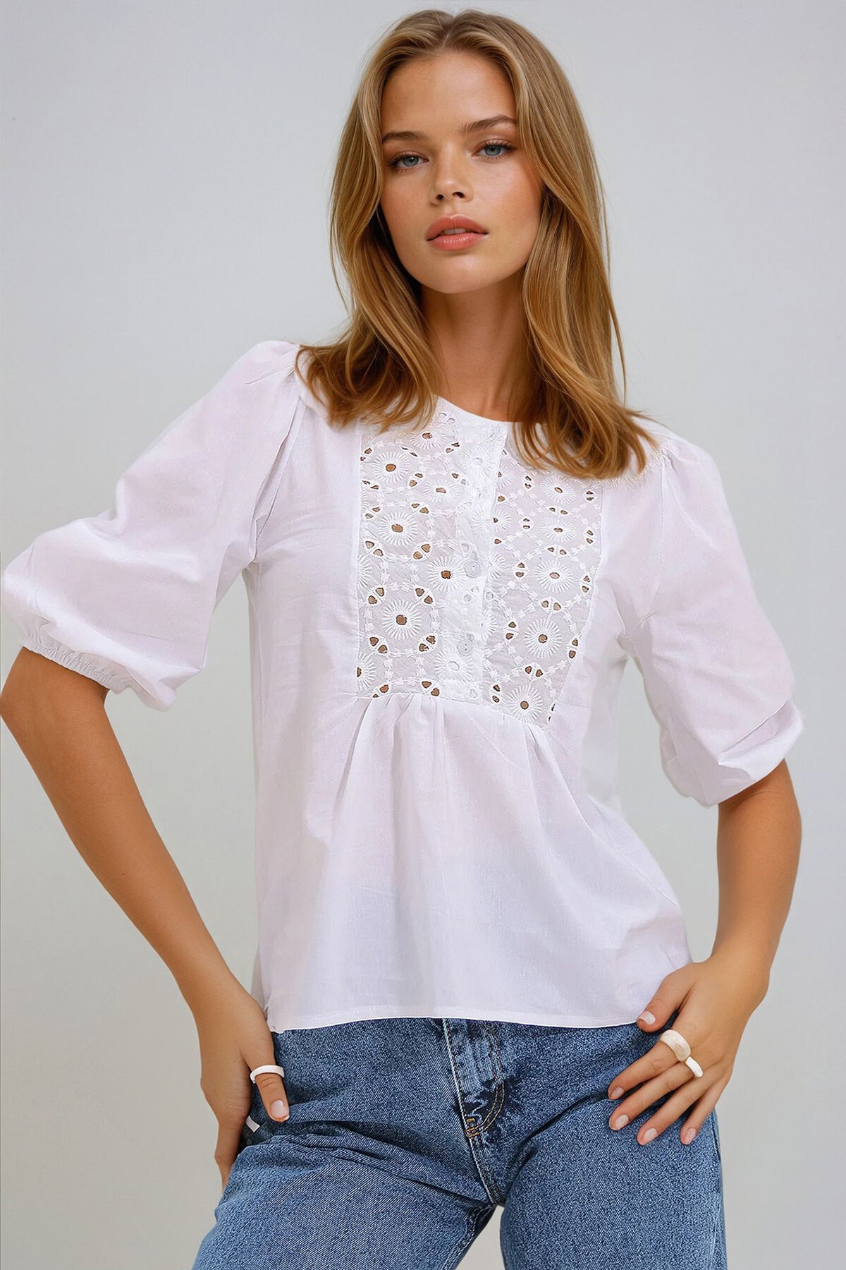 Beyaz Bisiklet Yaka Kolu Lastikli Garnili Güpür Bluz