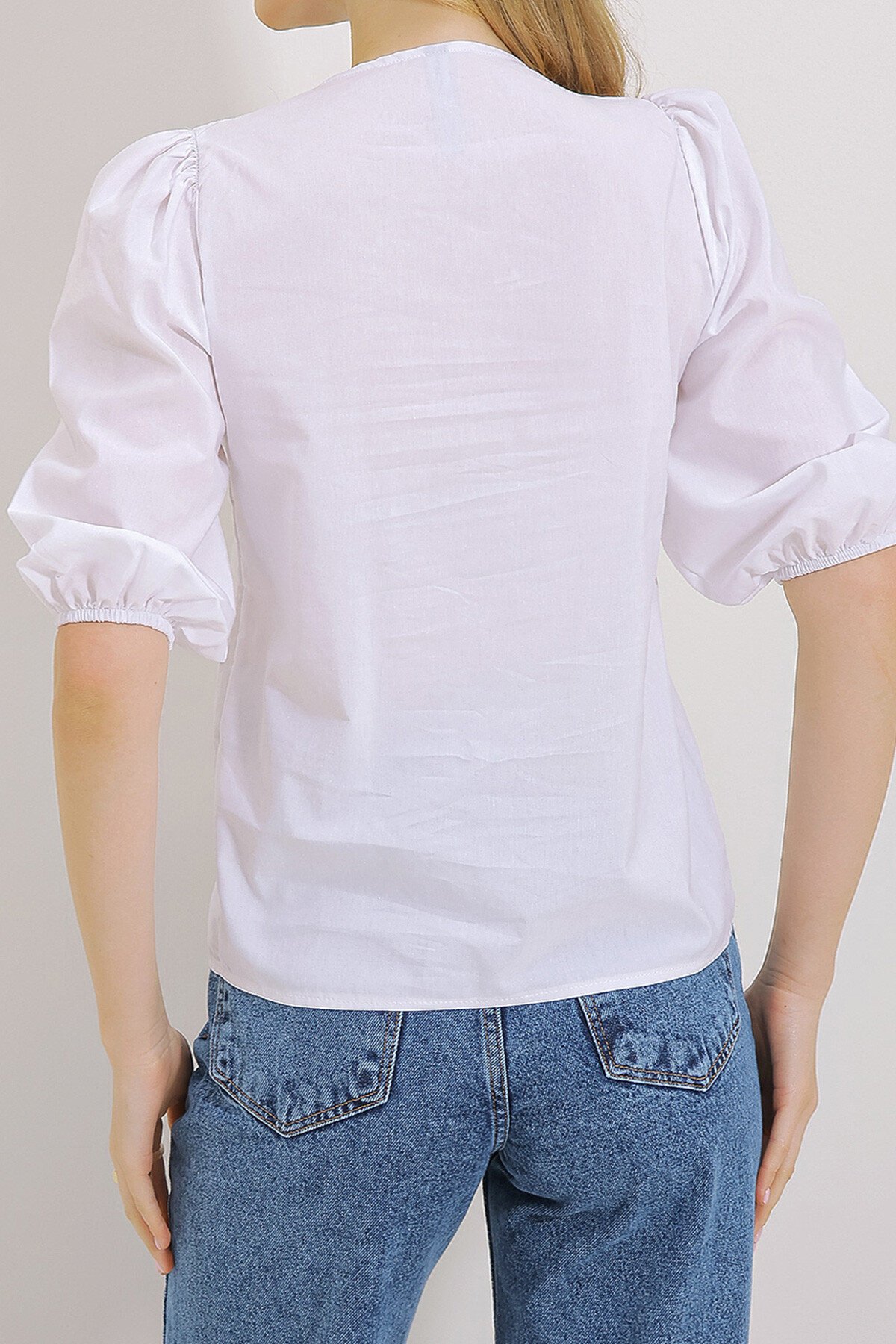 Beyaz Bisiklet Yaka Kolu Lastikli Garnili Güpür Bluz