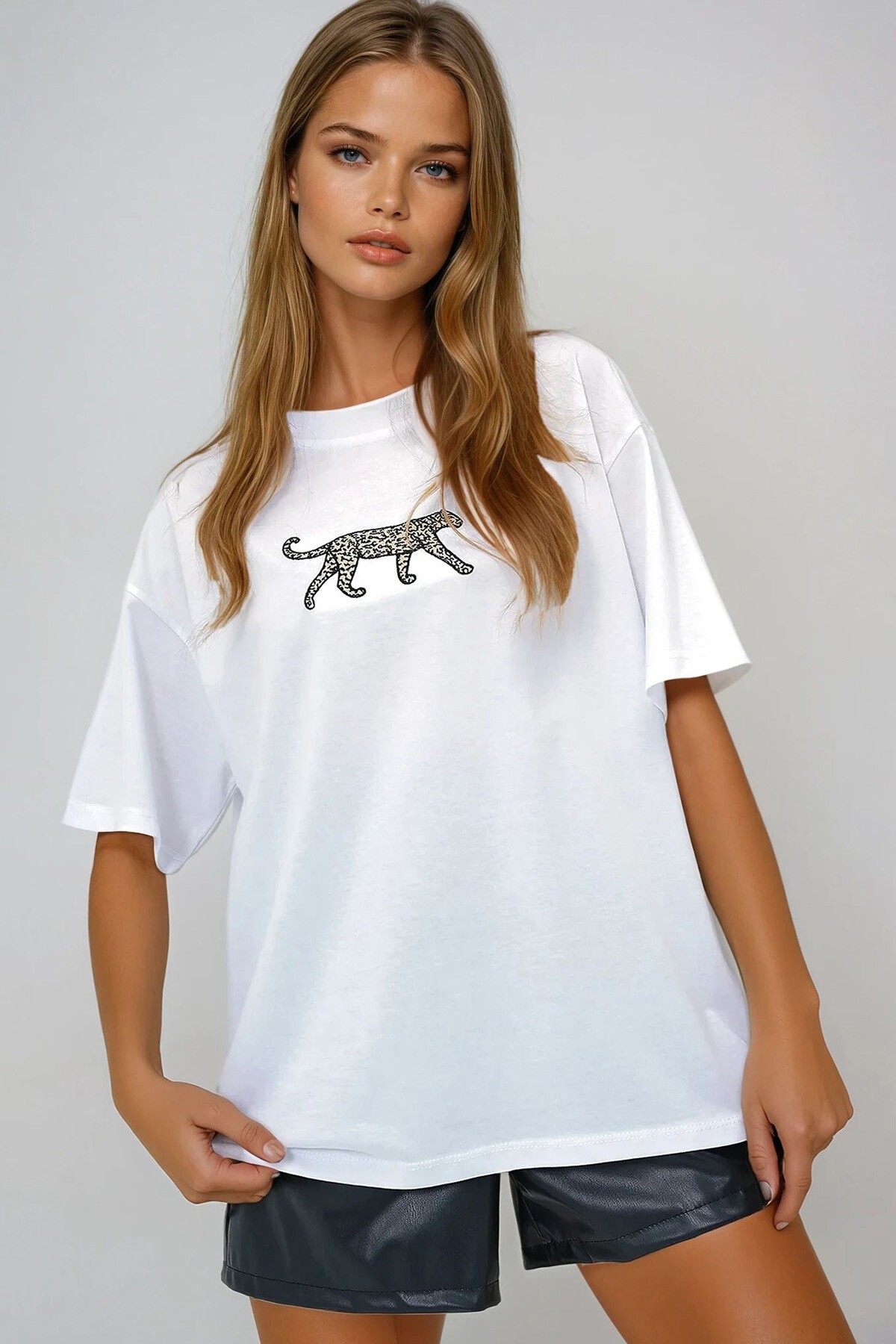 Beyaz Bisiklet Yaka Leopar Nakışlı Sırtı Yazılı Pamuklu T Shırt