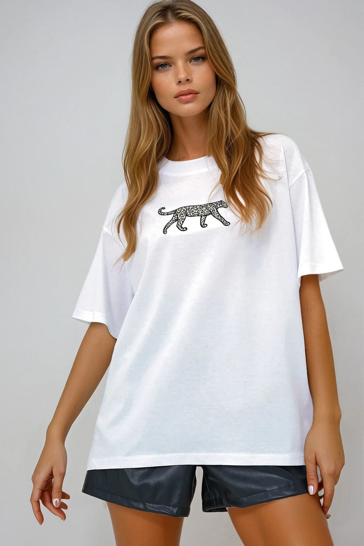 Beyaz Bisiklet Yaka Leopar Nakışlı Sırtı Yazılı Pamuklu T Shırt