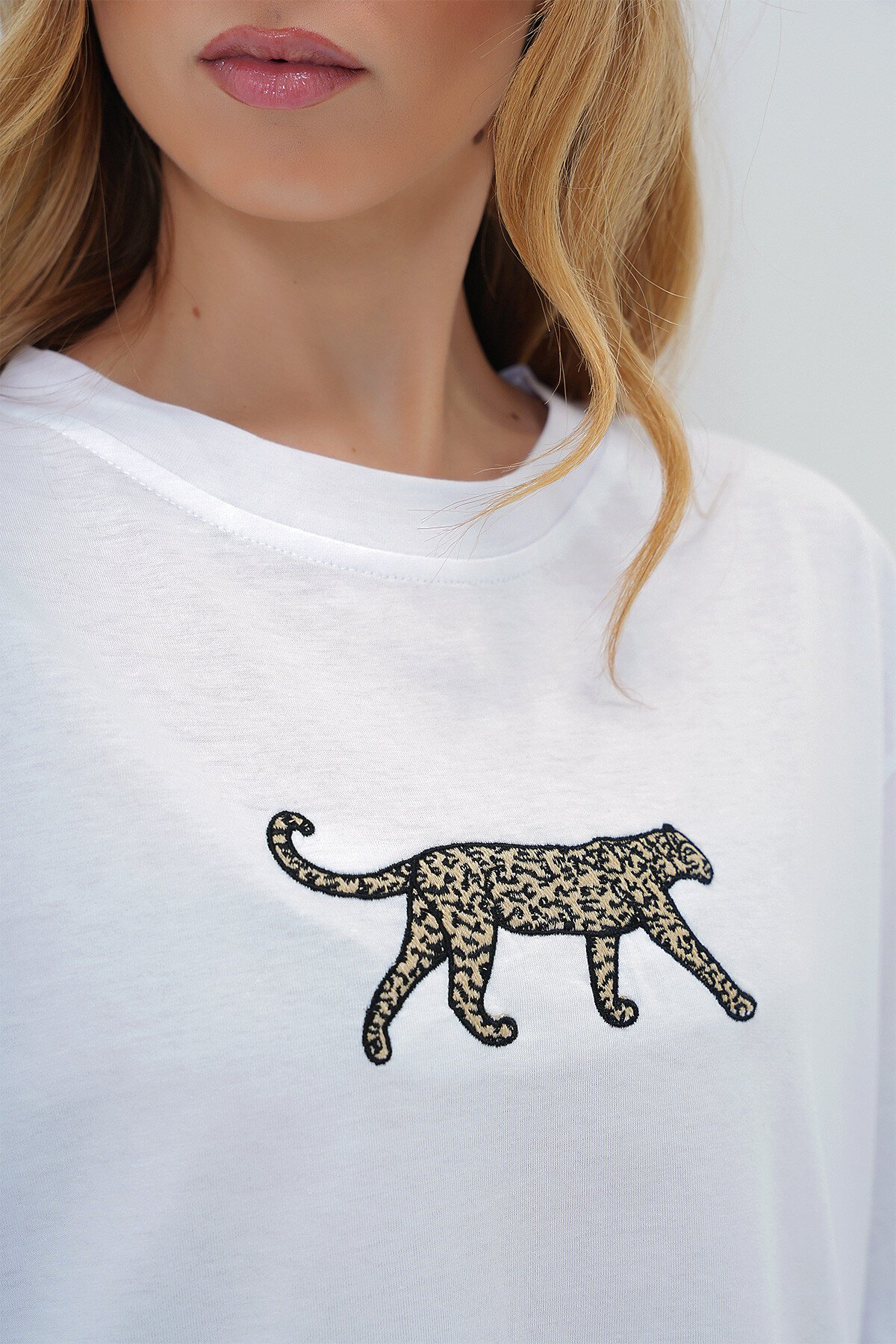 Beyaz Bisiklet Yaka Leopar Nakışlı Sırtı Yazılı Pamuklu T Shırt