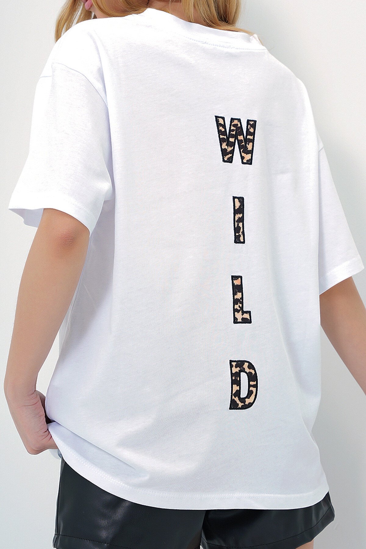 Beyaz Bisiklet Yaka Leopar Nakışlı Sırtı Yazılı Pamuklu T Shırt