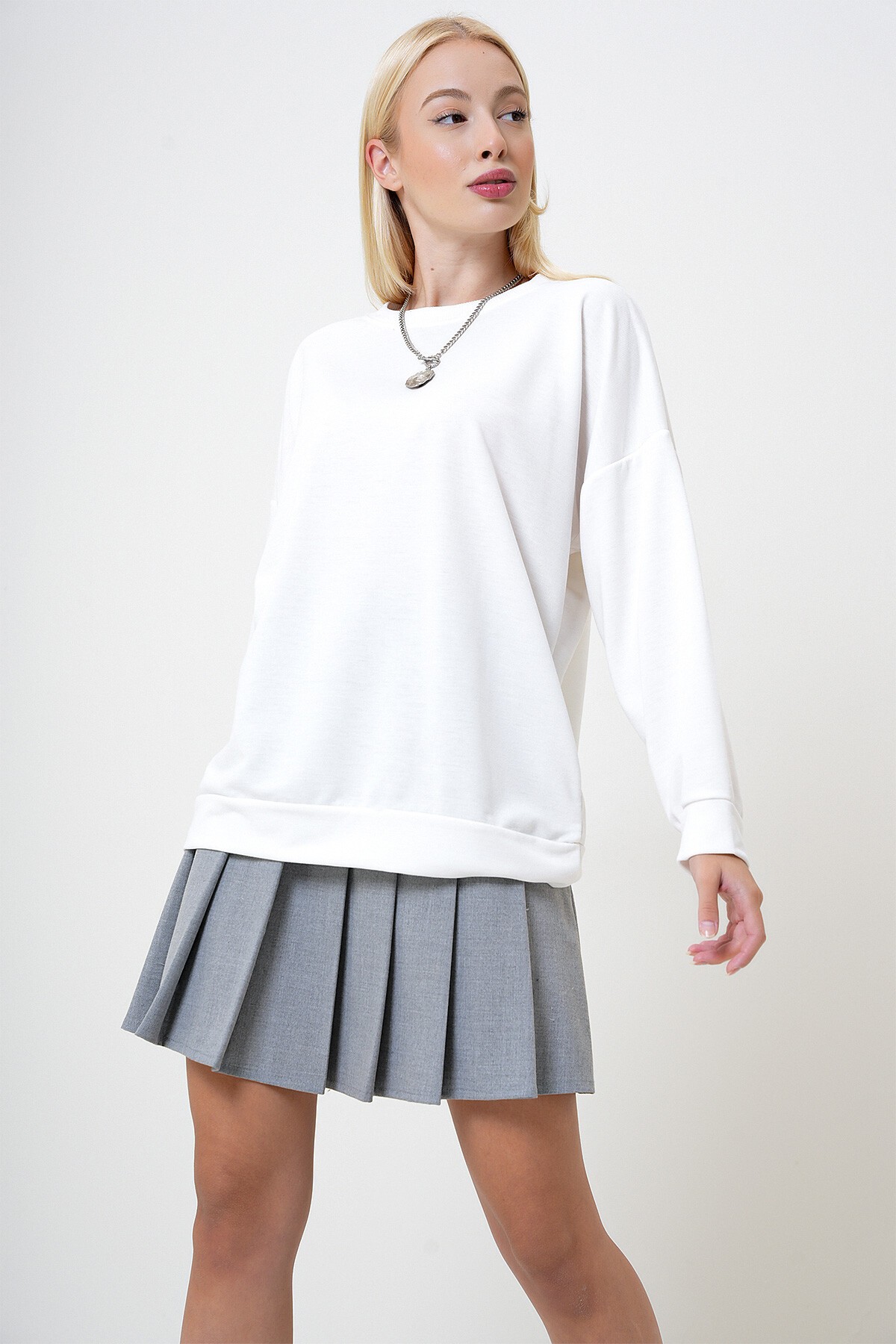 Beyaz Bisiklet Yaka Oversize Basic Sweatshirt