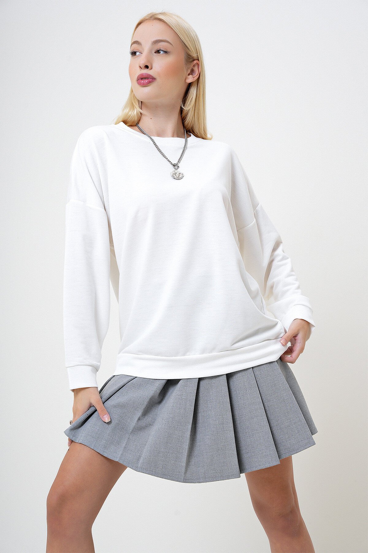 Beyaz Bisiklet Yaka Oversize Basic Sweatshirt