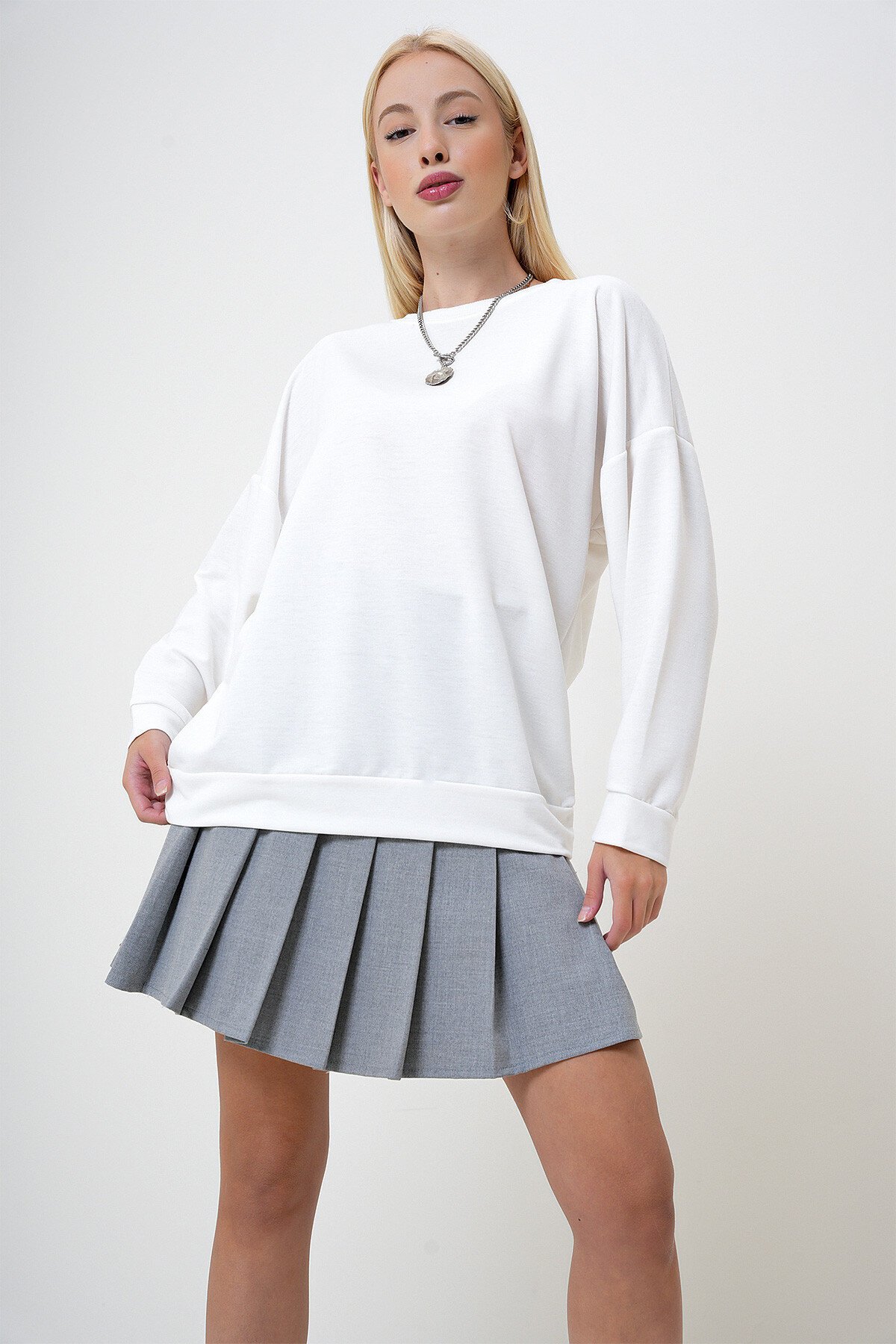 Beyaz Bisiklet Yaka Oversize Basic Sweatshirt
