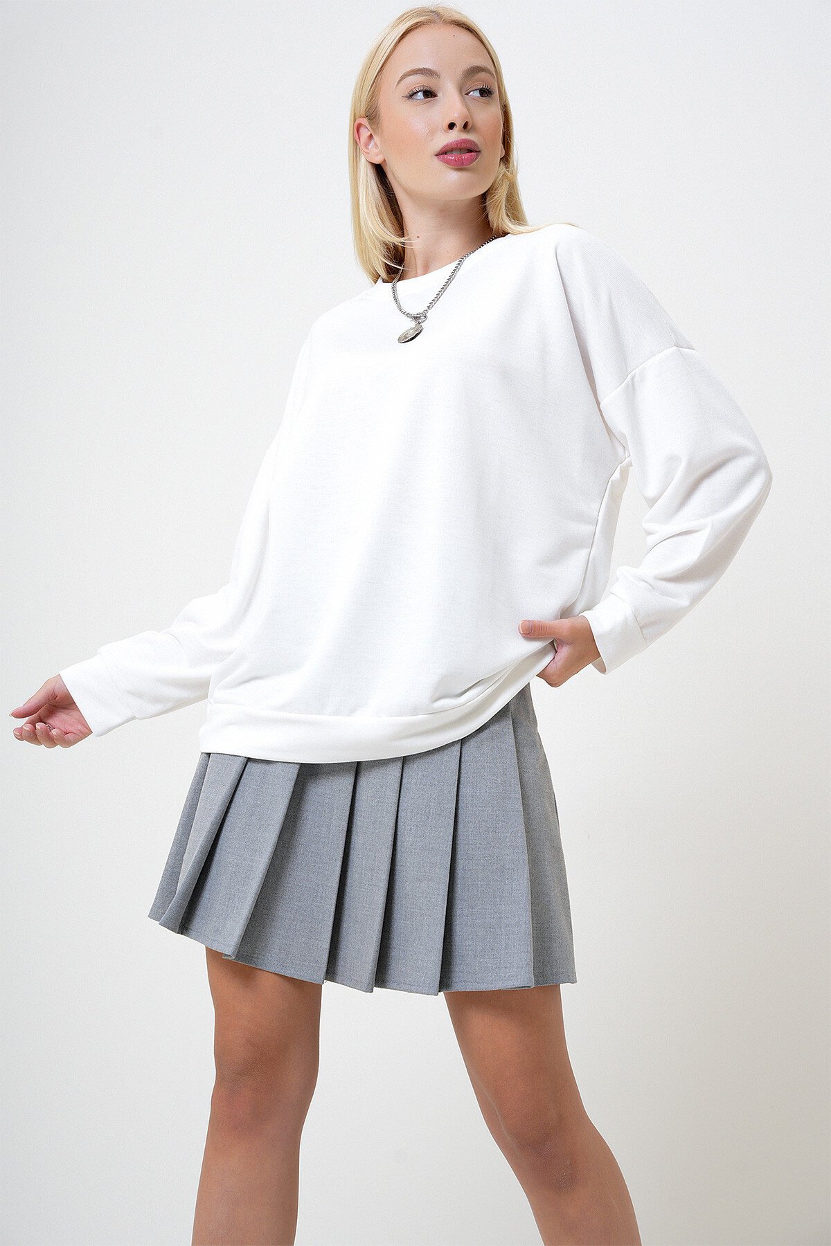 Beyaz Bisiklet Yaka Oversize Basic Sweatshirt