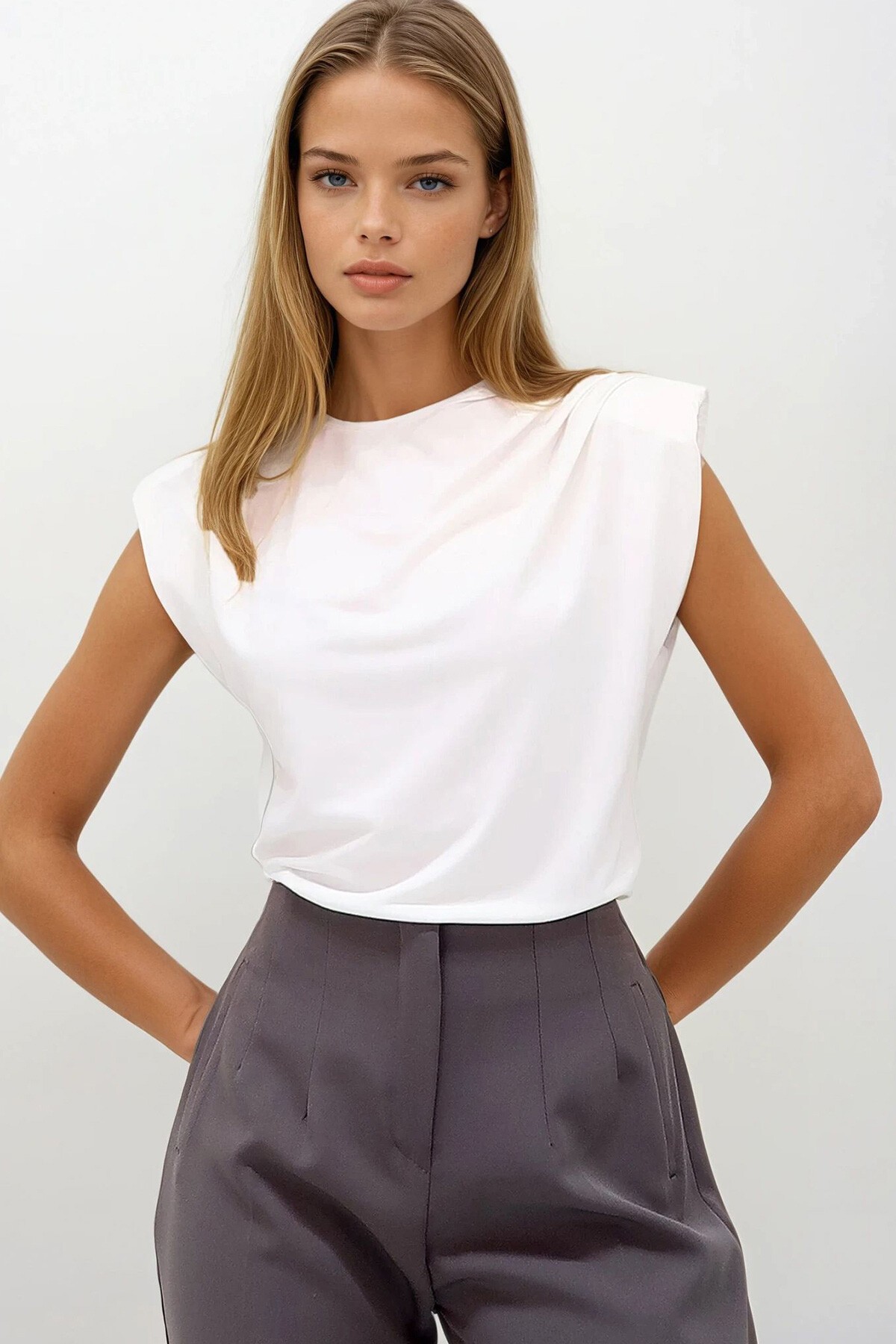 Beyaz Bisiklet Yaka Vatkalı Kolsuz Sandy Bluz