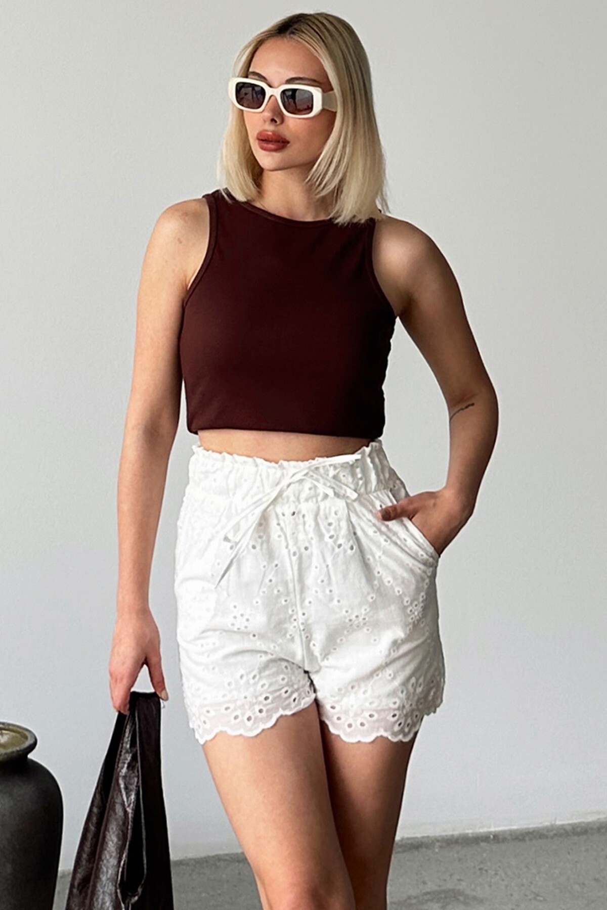 Beyaz Çiçek Desenli Bağcıklı Kısa Şort