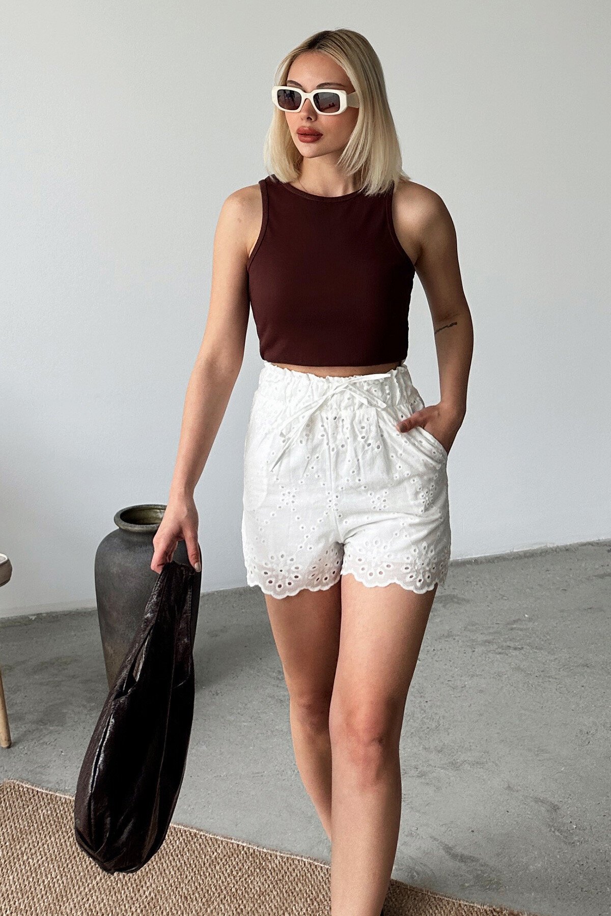 Beyaz Çiçek Desenli Bağcıklı Kısa Şort