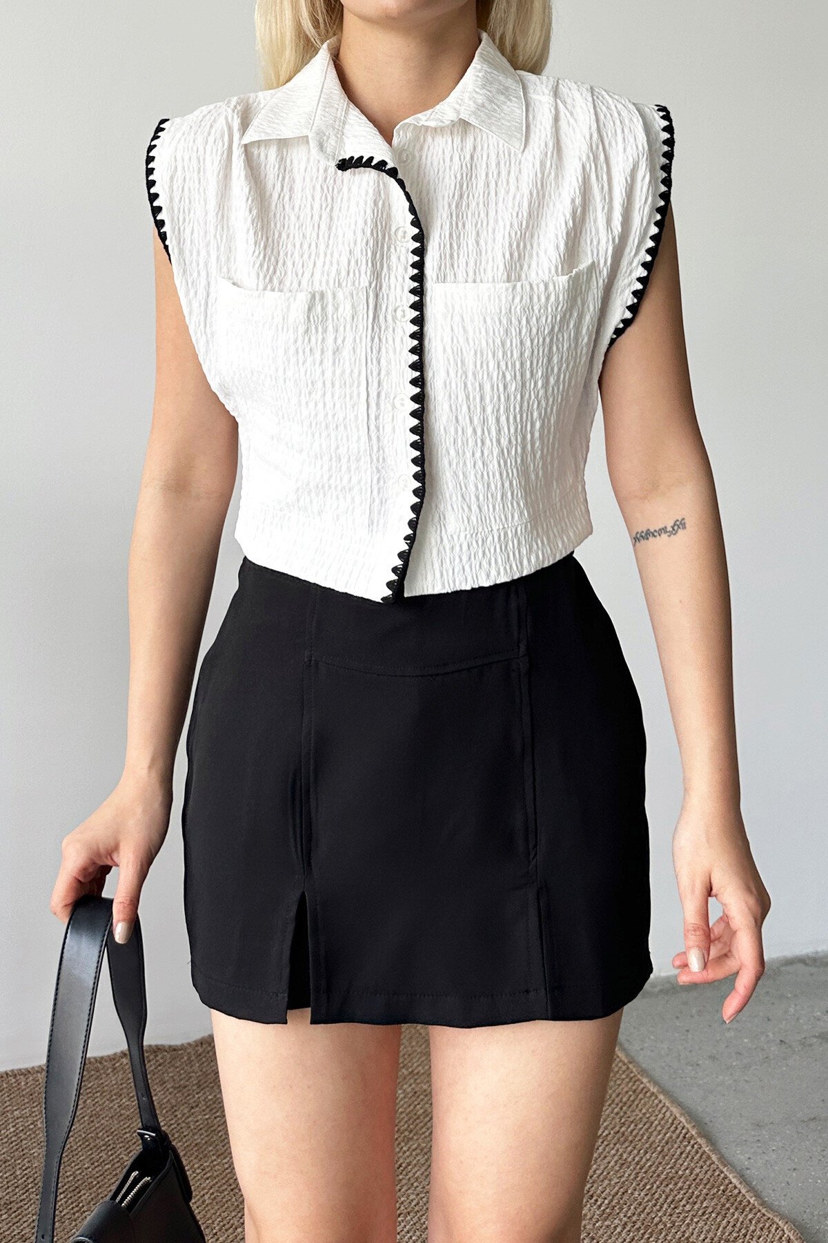 Beyaz Çift Cepli İşleme Detaylı Dokulu Gömlek