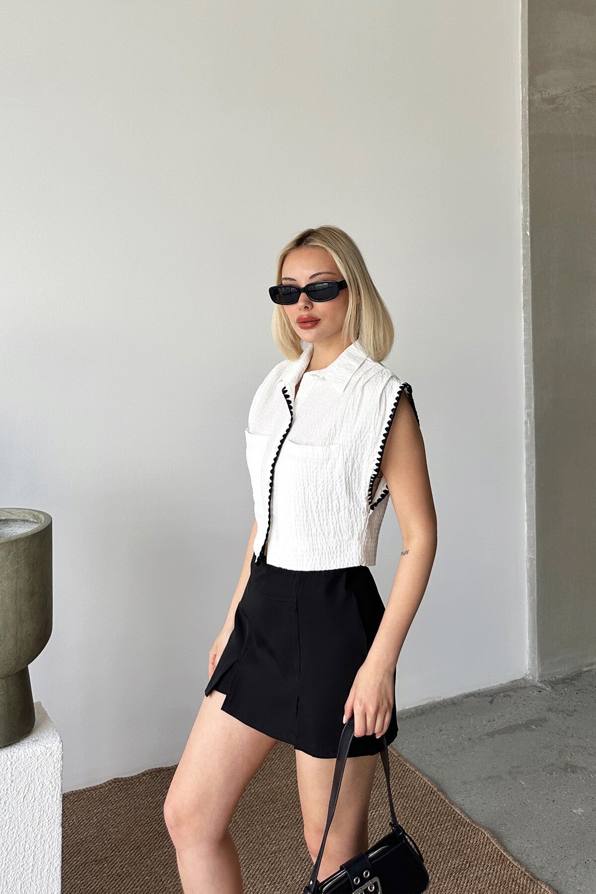 Beyaz Çift Cepli İşleme Detaylı Dokulu Gömlek