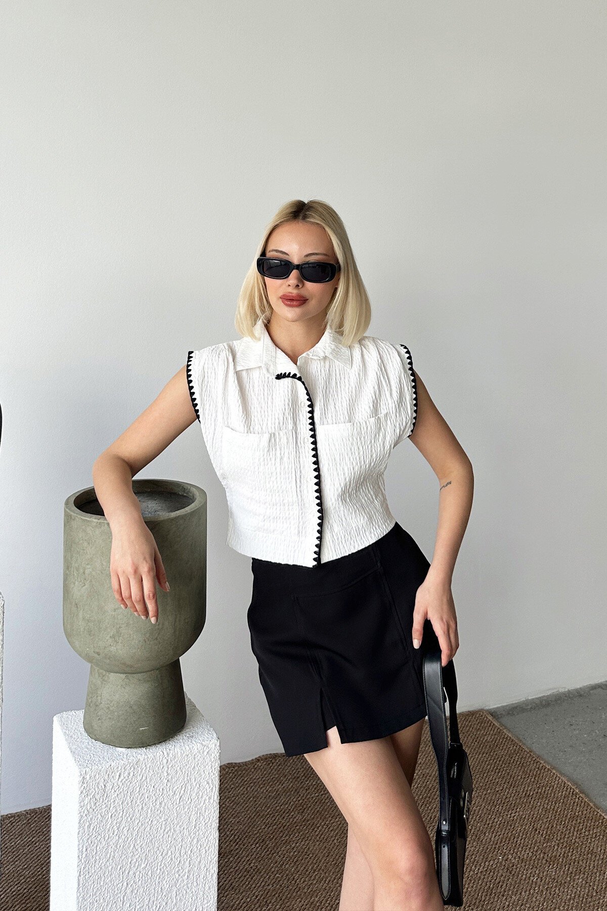 Beyaz Çift Cepli İşleme Detaylı Dokulu Gömlek