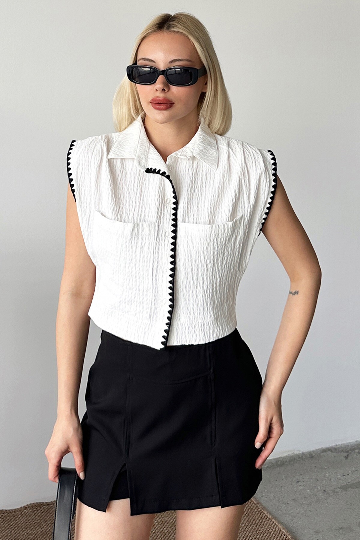 Beyaz Çift Cepli İşleme Detaylı Dokulu Gömlek