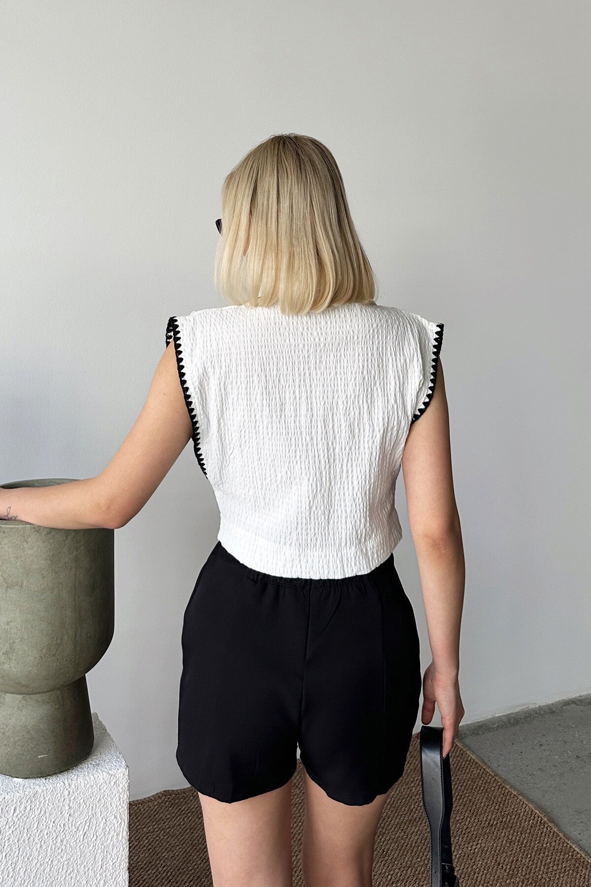 Beyaz Çift Cepli İşleme Detaylı Dokulu Gömlek