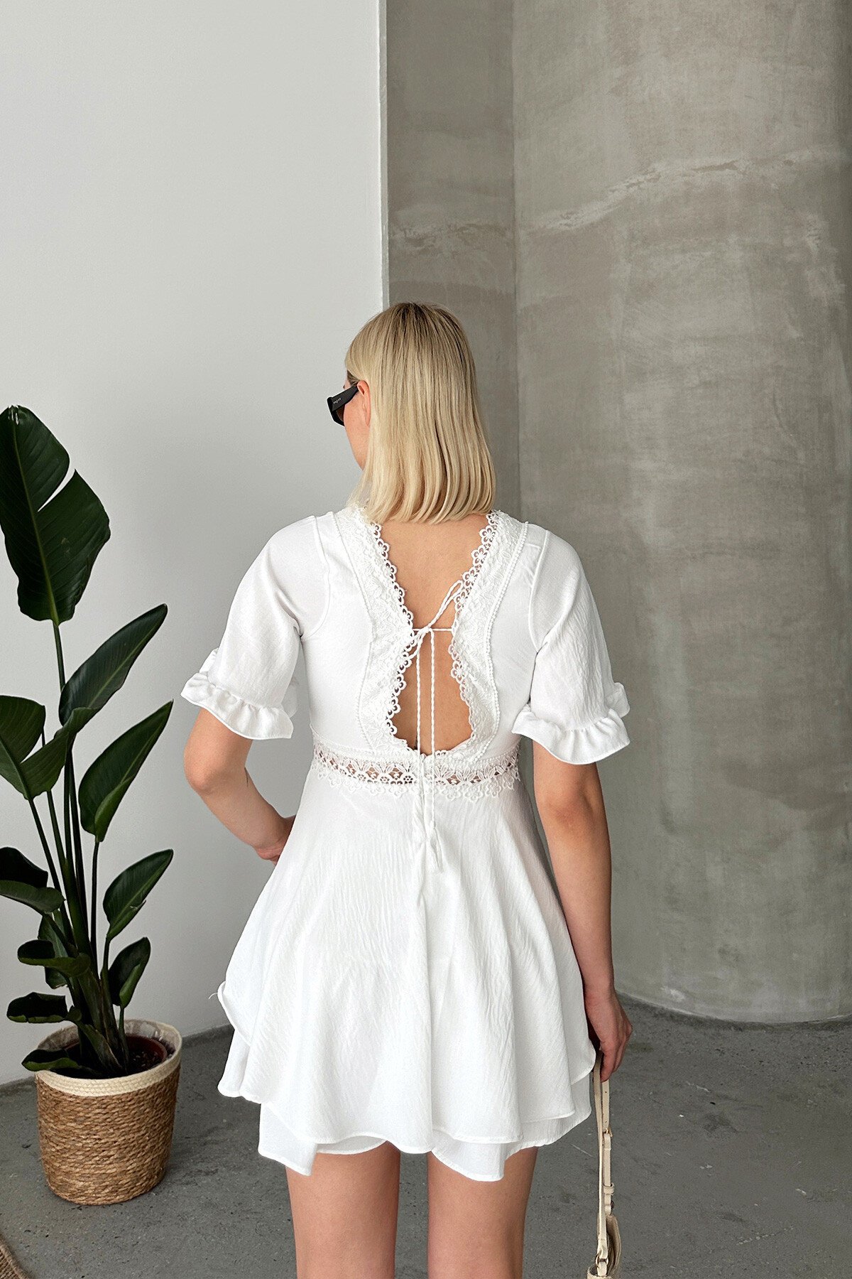 Beyaz Dantelli Arkası Bağcıklı Şort Elbise
