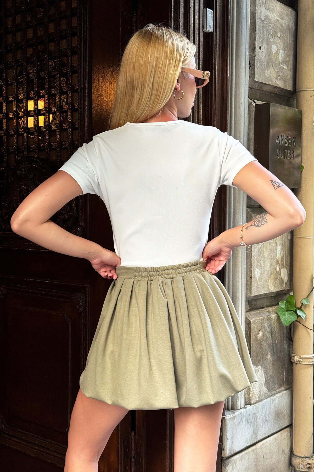 Beyaz Derin V Yaka Aksesuar Detaylı Fitilli Bluz