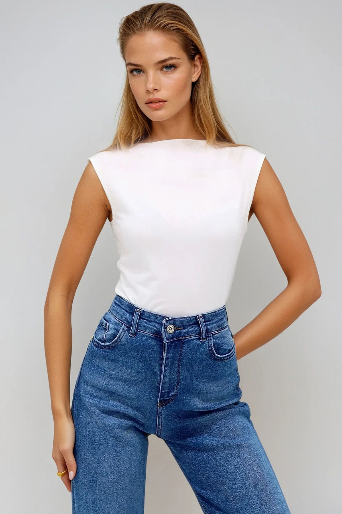 Beyaz Dik Yaka Sırt Dekolteli Kolsuz Sandy Bluz