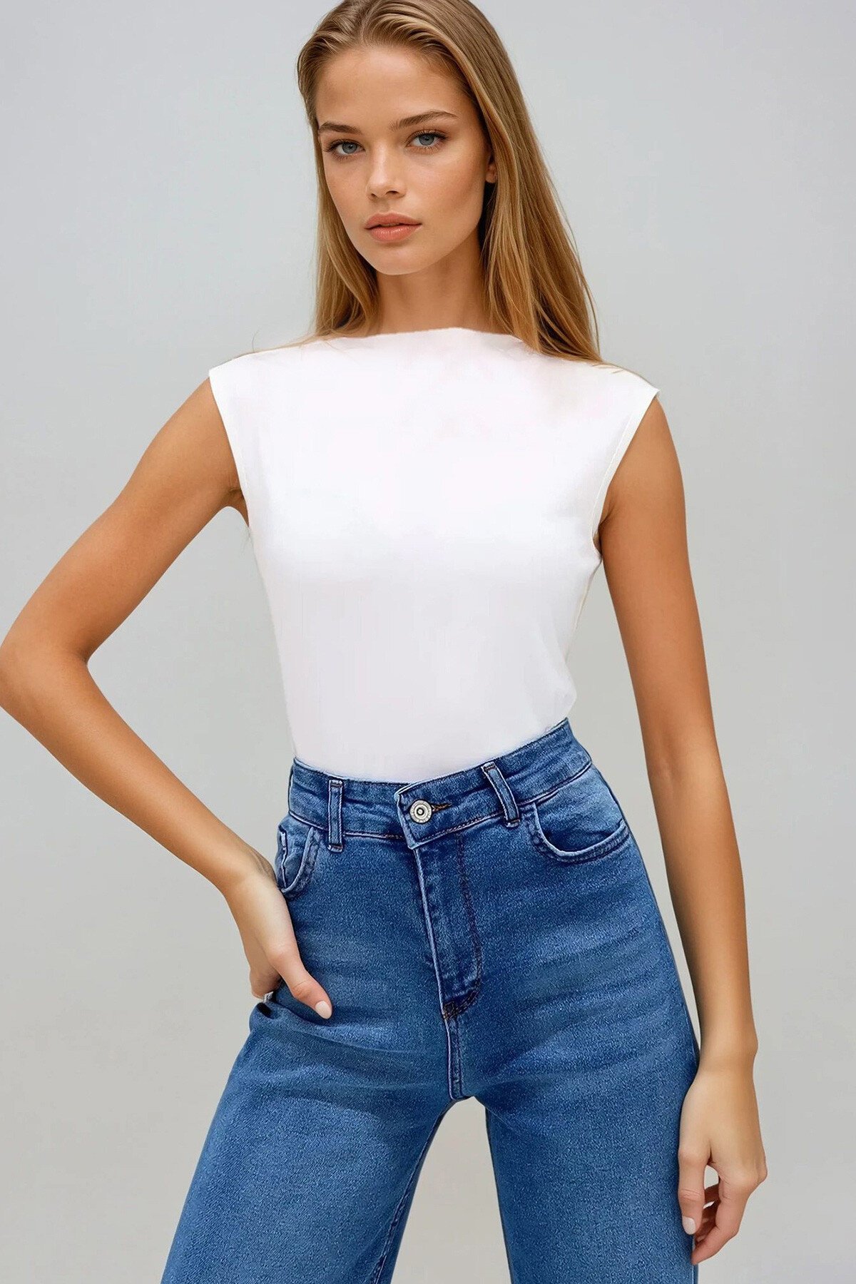 Beyaz Dik Yaka Sırt Dekolteli Kolsuz Sandy Bluz