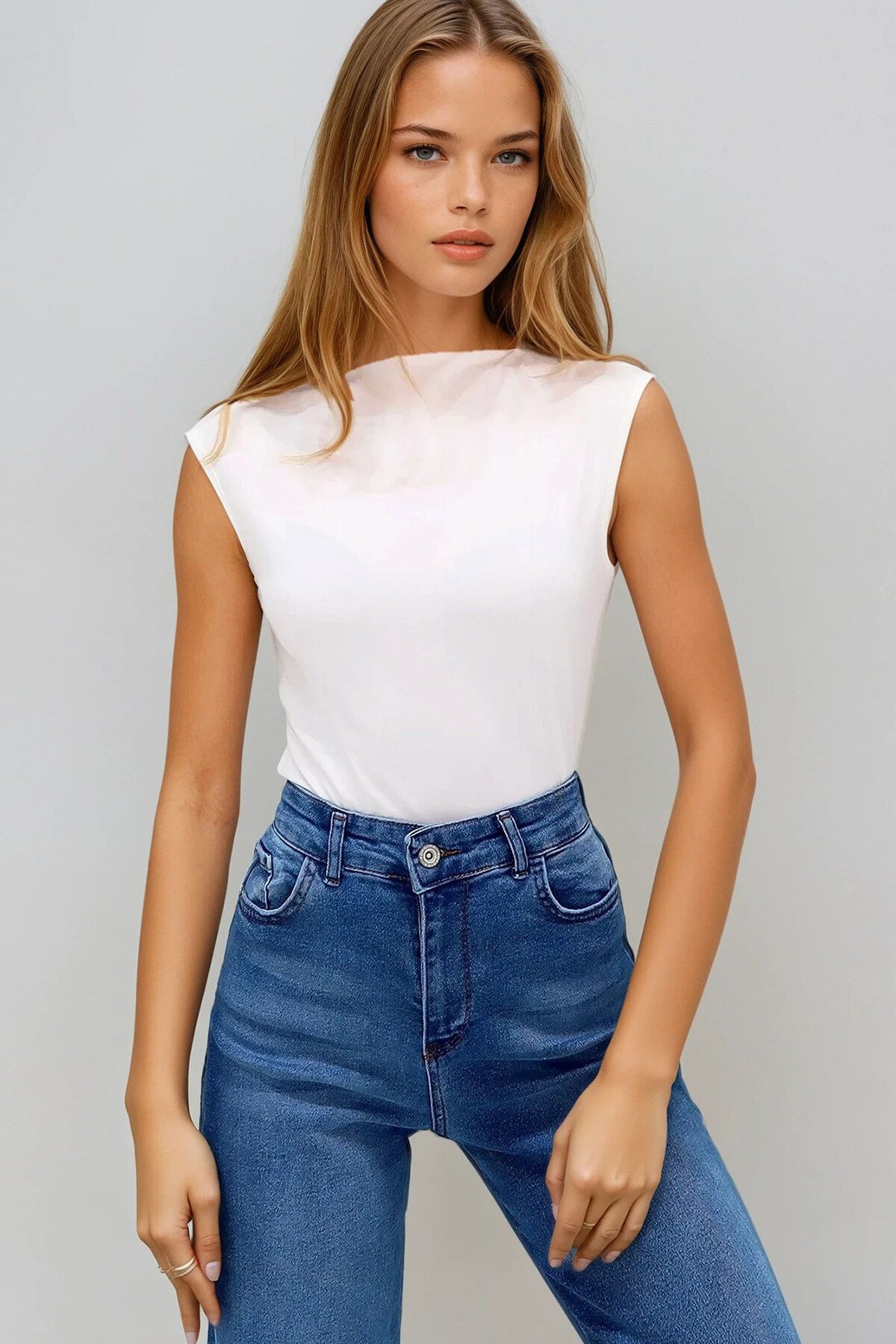 Beyaz Dik Yaka Sırt Dekolteli Kolsuz Sandy Bluz