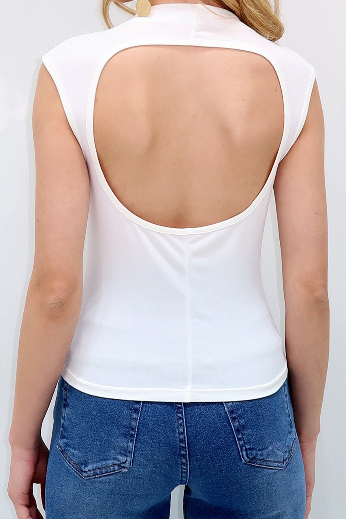 Beyaz Dik Yaka Sırt Dekolteli Kolsuz Sandy Bluz