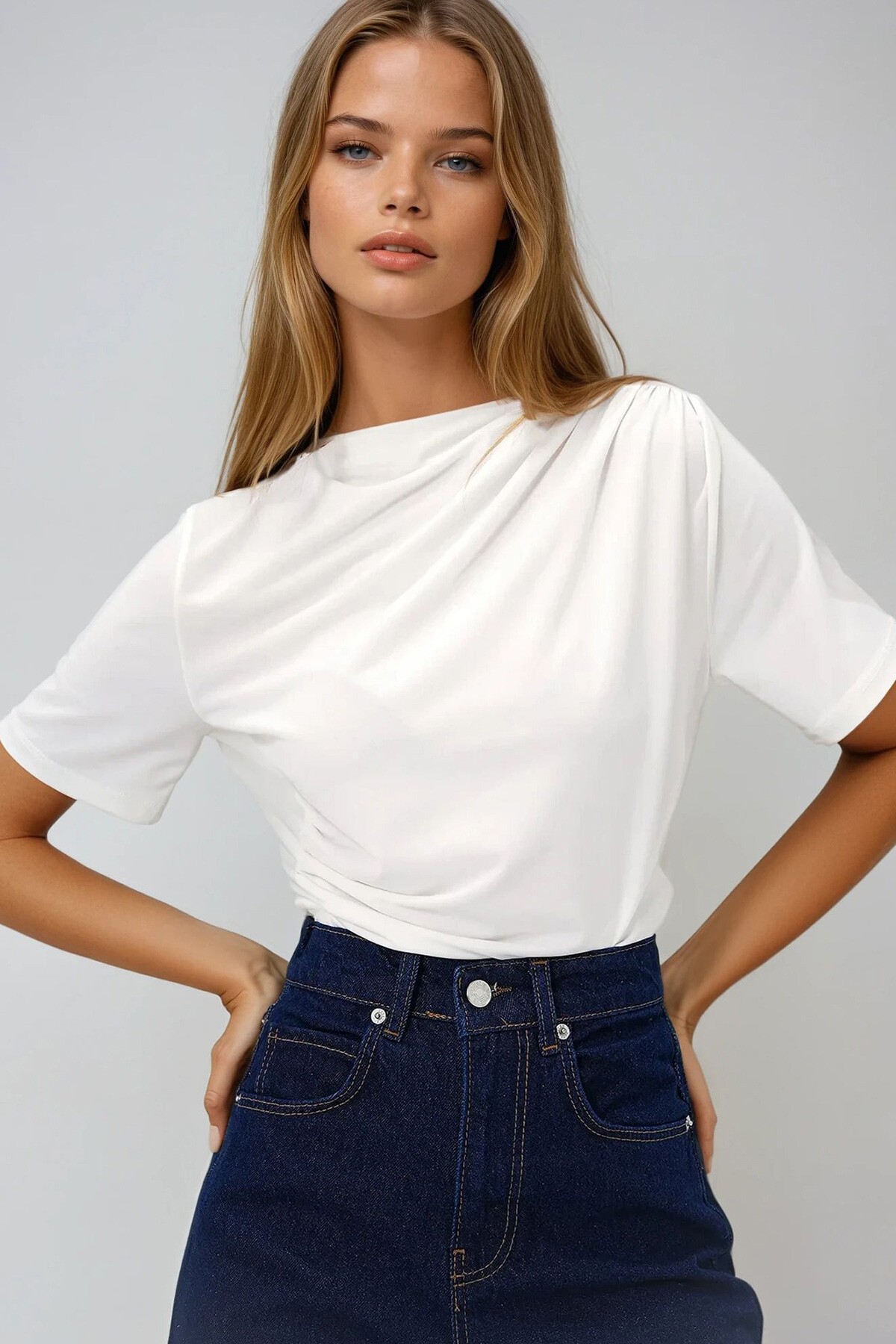 Beyaz Dik Yaka Yarım Kol Beli Ve Omuzu Drapeli Sandy Bluz