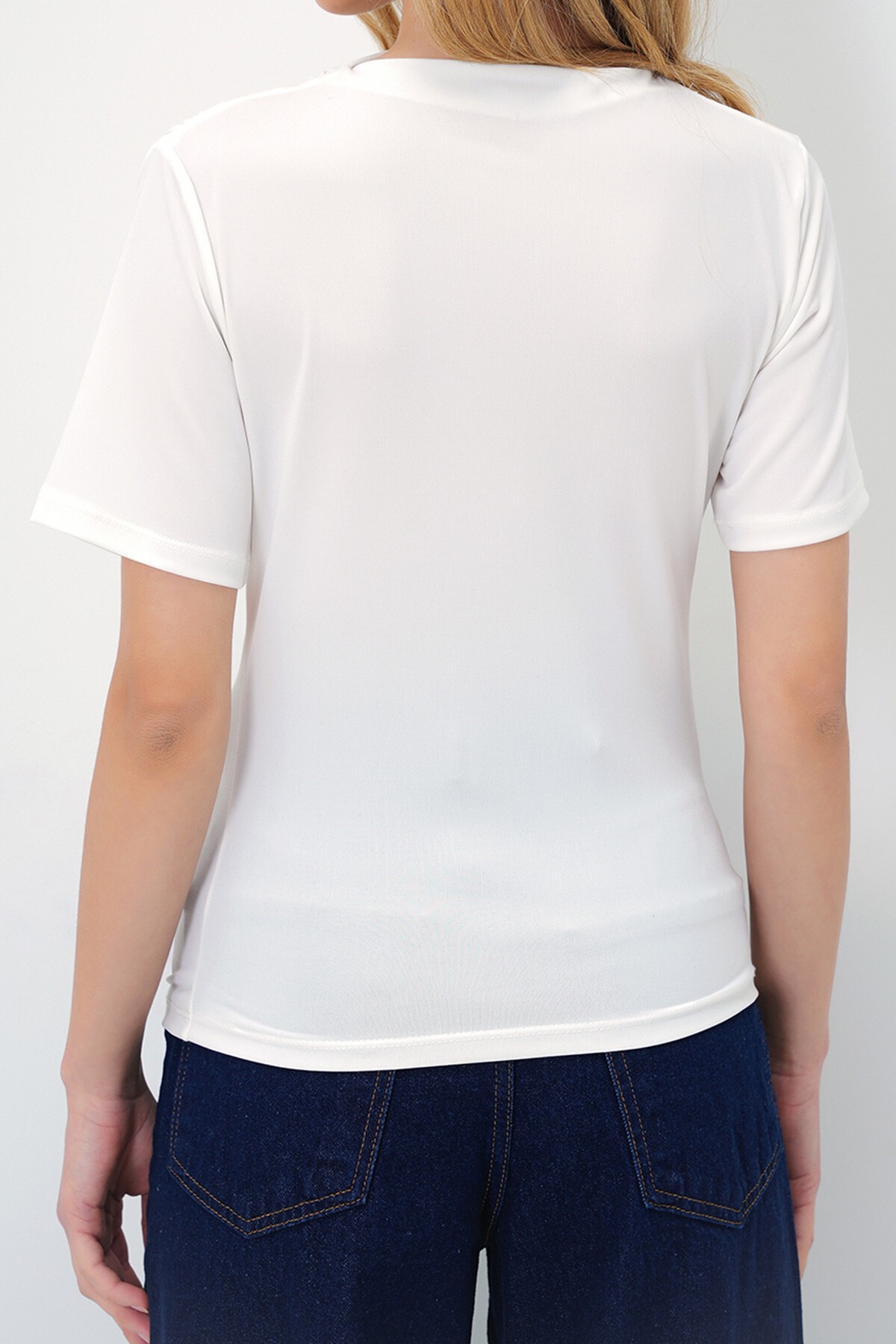 Beyaz Dik Yaka Yarım Kol Beli Ve Omuzu Drapeli Sandy Bluz